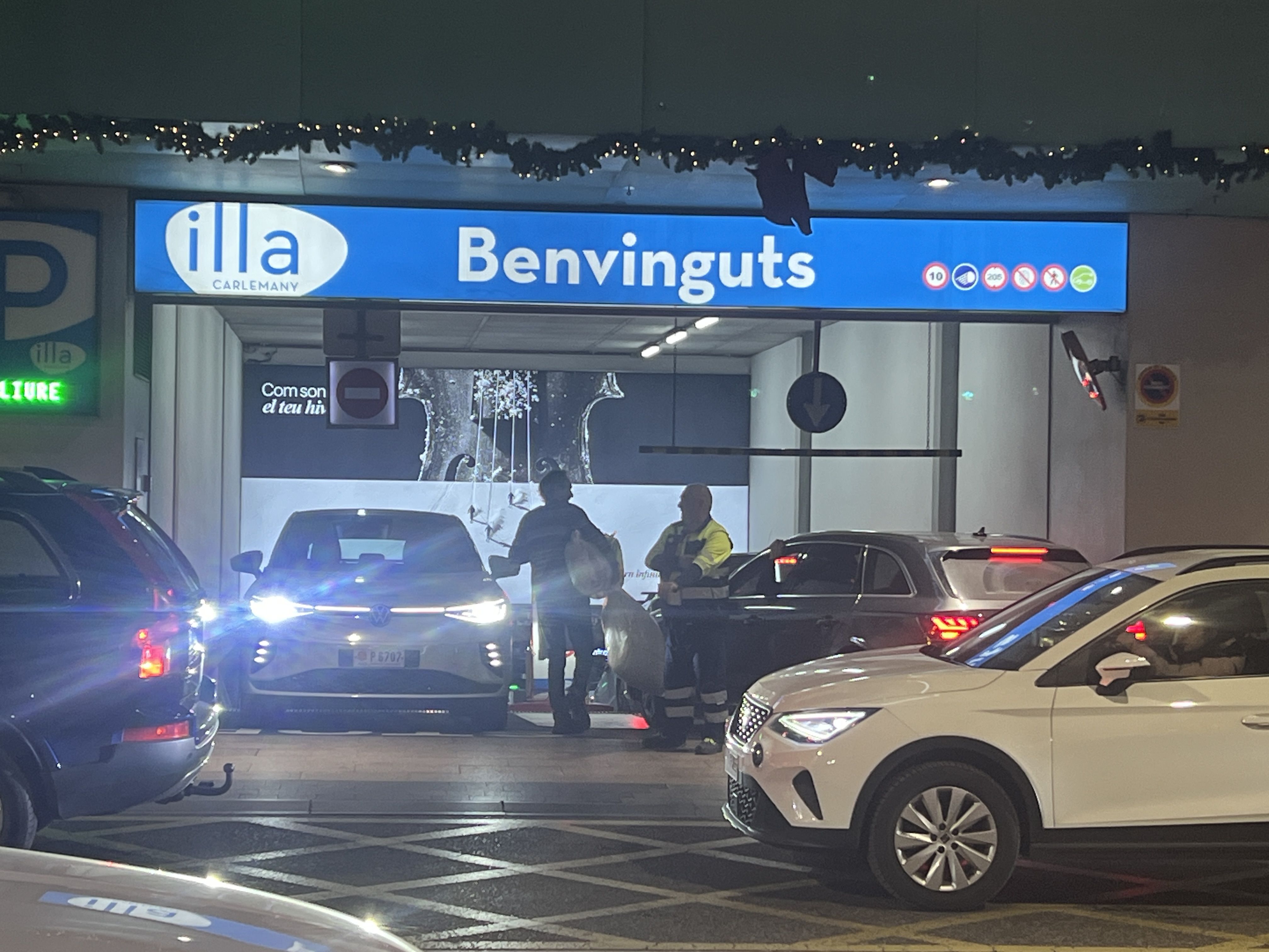 La policia ha accedit a l'aparcament per aclarir un conat d'agressió a un agent de circulació. 