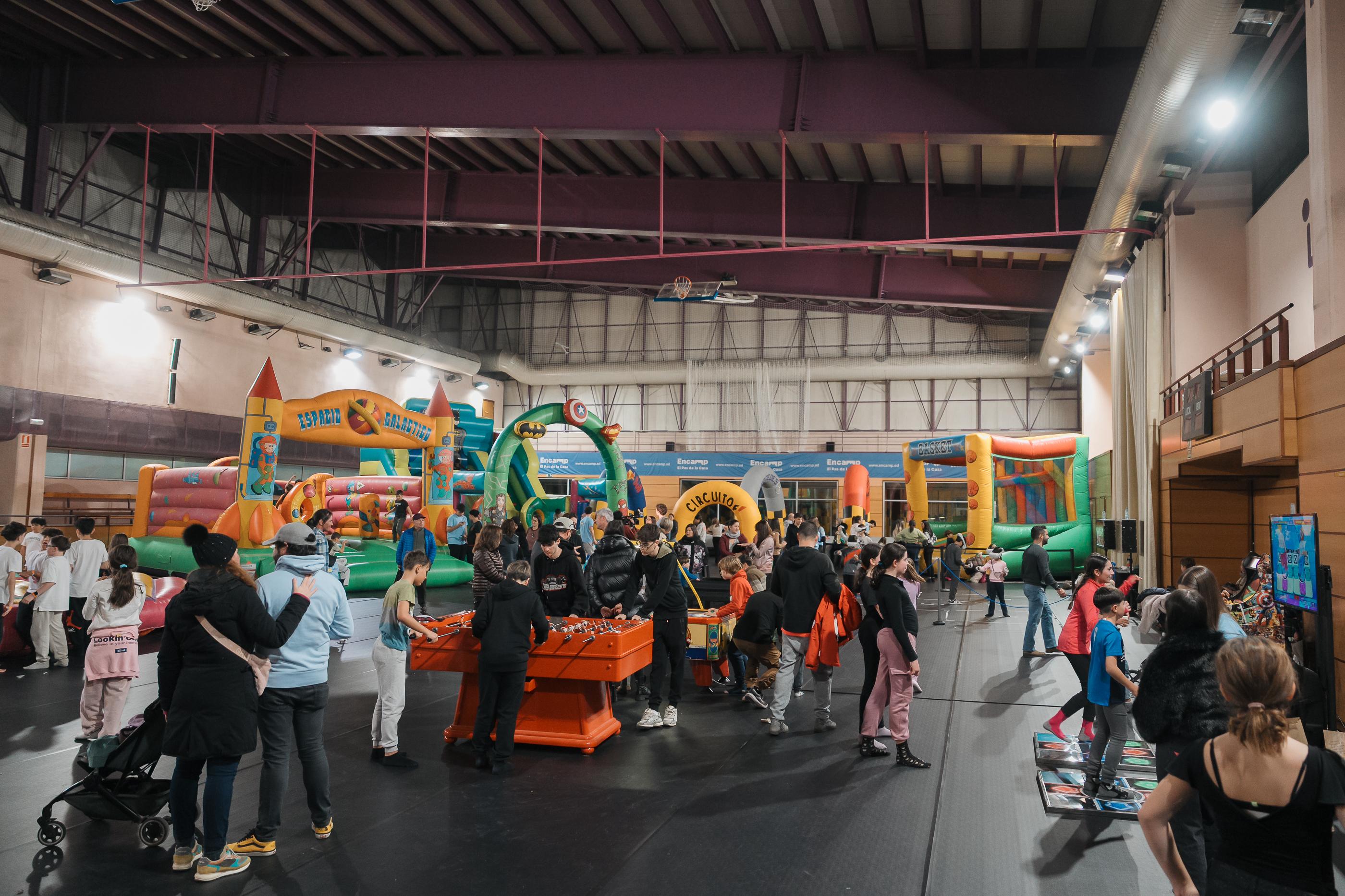 Assistents al Saló de la Infància al Pas de la Casa.