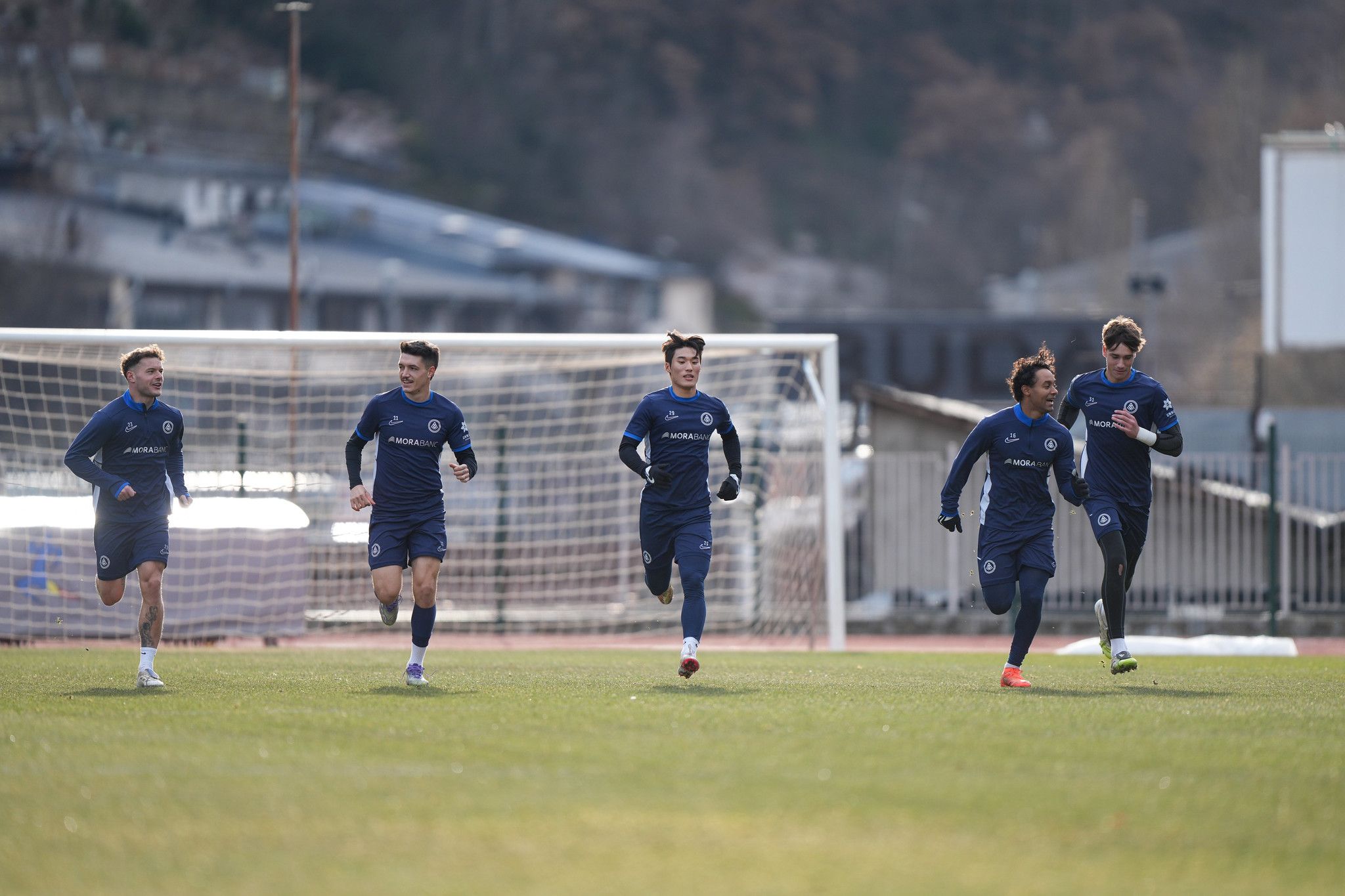 Els jugadors de l'FC Andorra, exercitant-se al Comunal en una de les primeres sessions de l'any. Els jugadors de l'FC Andorra, exercitant-se al Comunal en una de les primeres sessions de l'any.