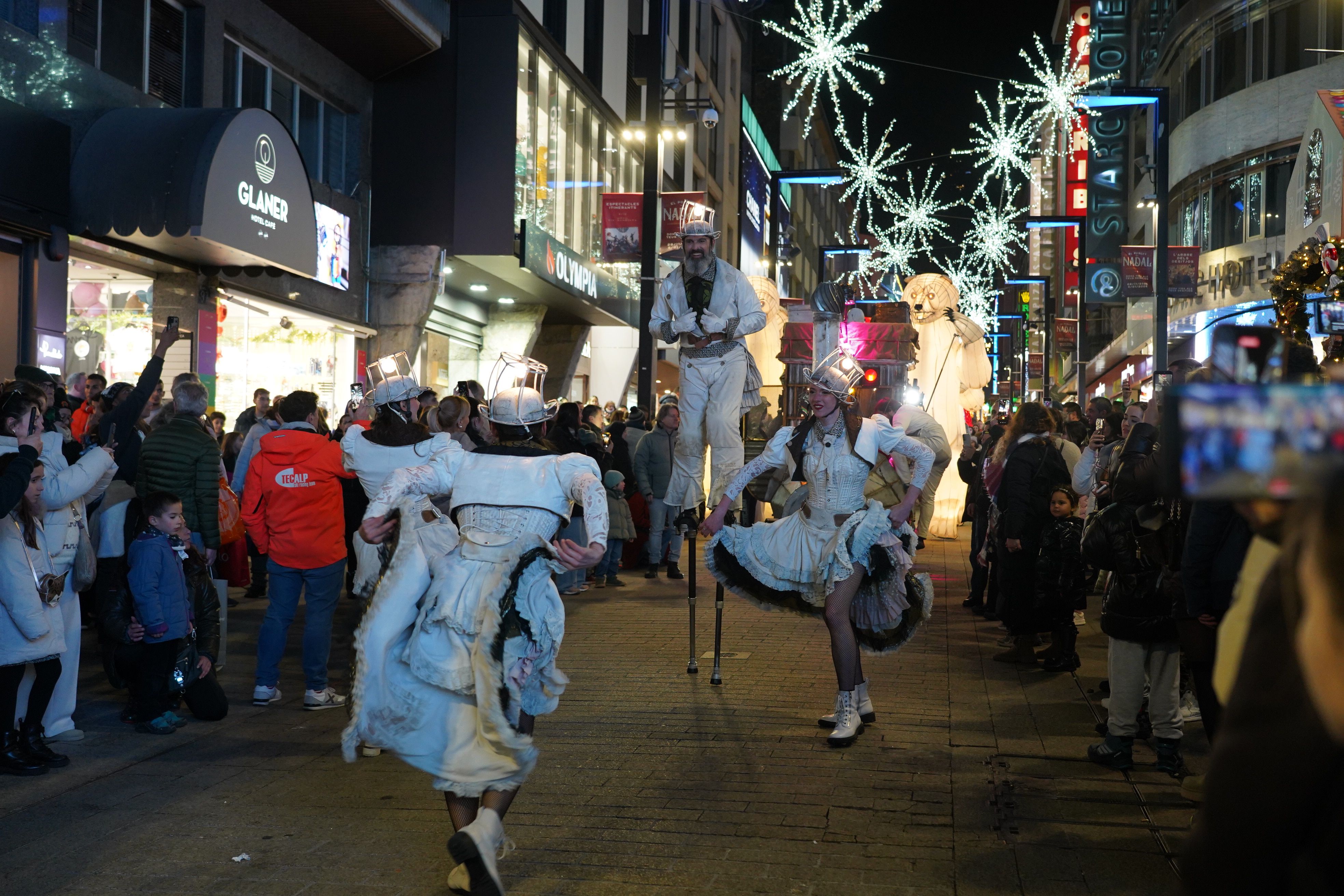 Els protagonistes de l'espectacle, al seu pas per l'avinguda Meritxell.