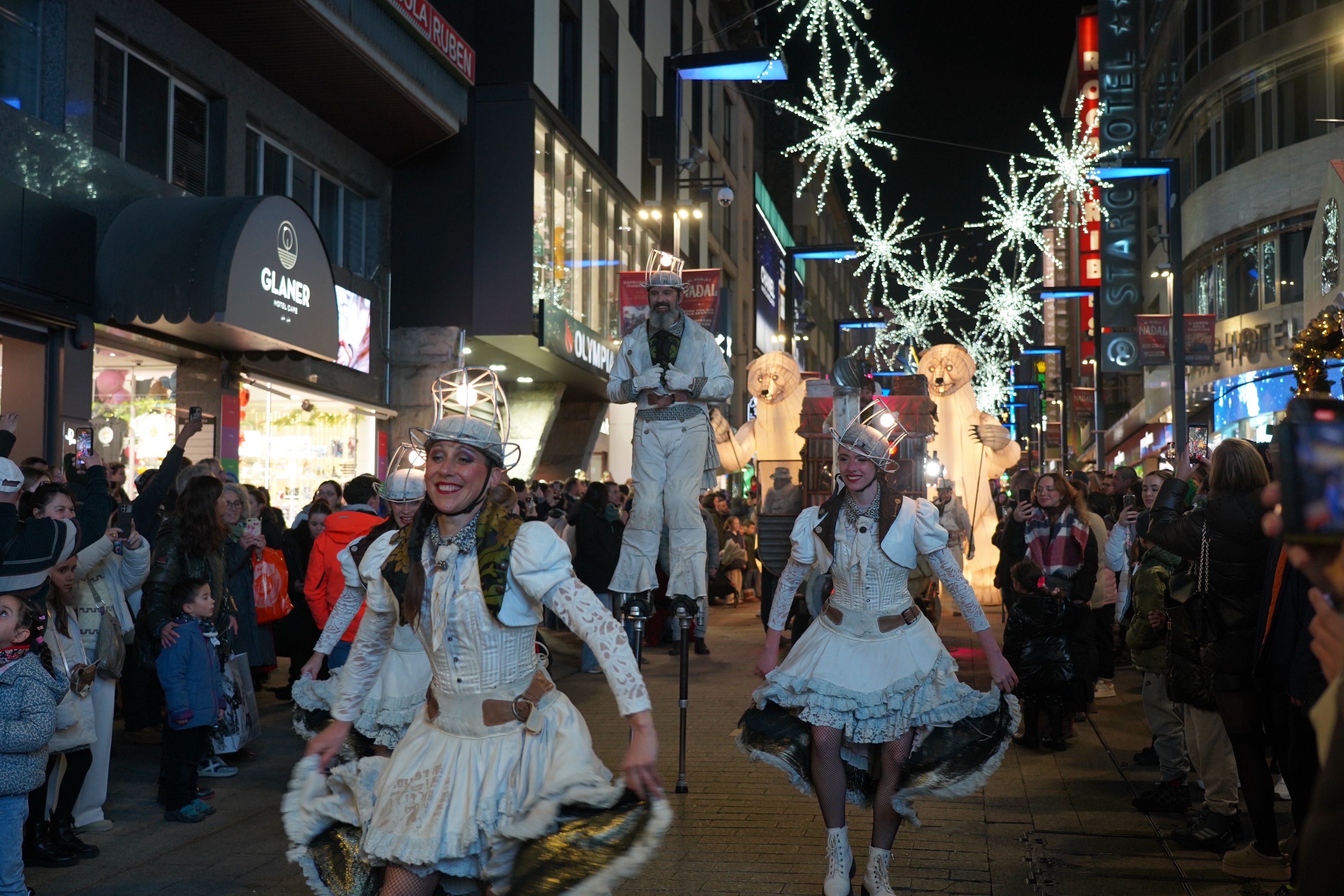 Les dansaires, a la pasarel·la d'Andorra la Vella. 