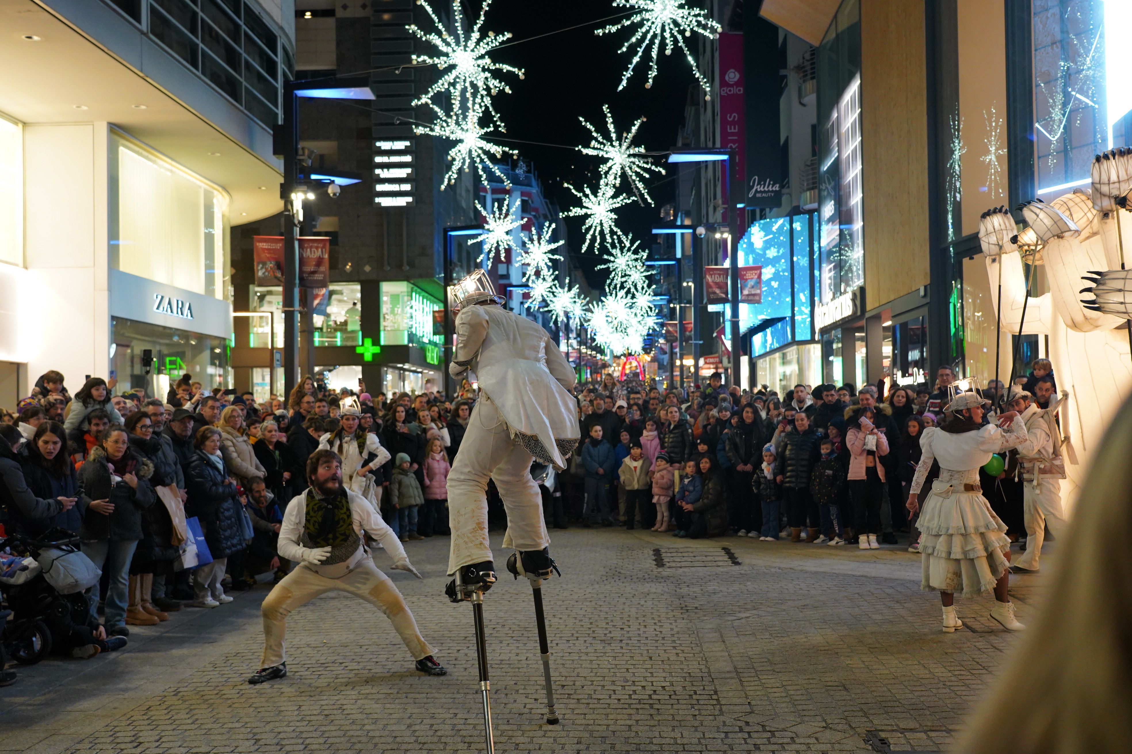 El mestre, amb les xanques durant el 'show'. 