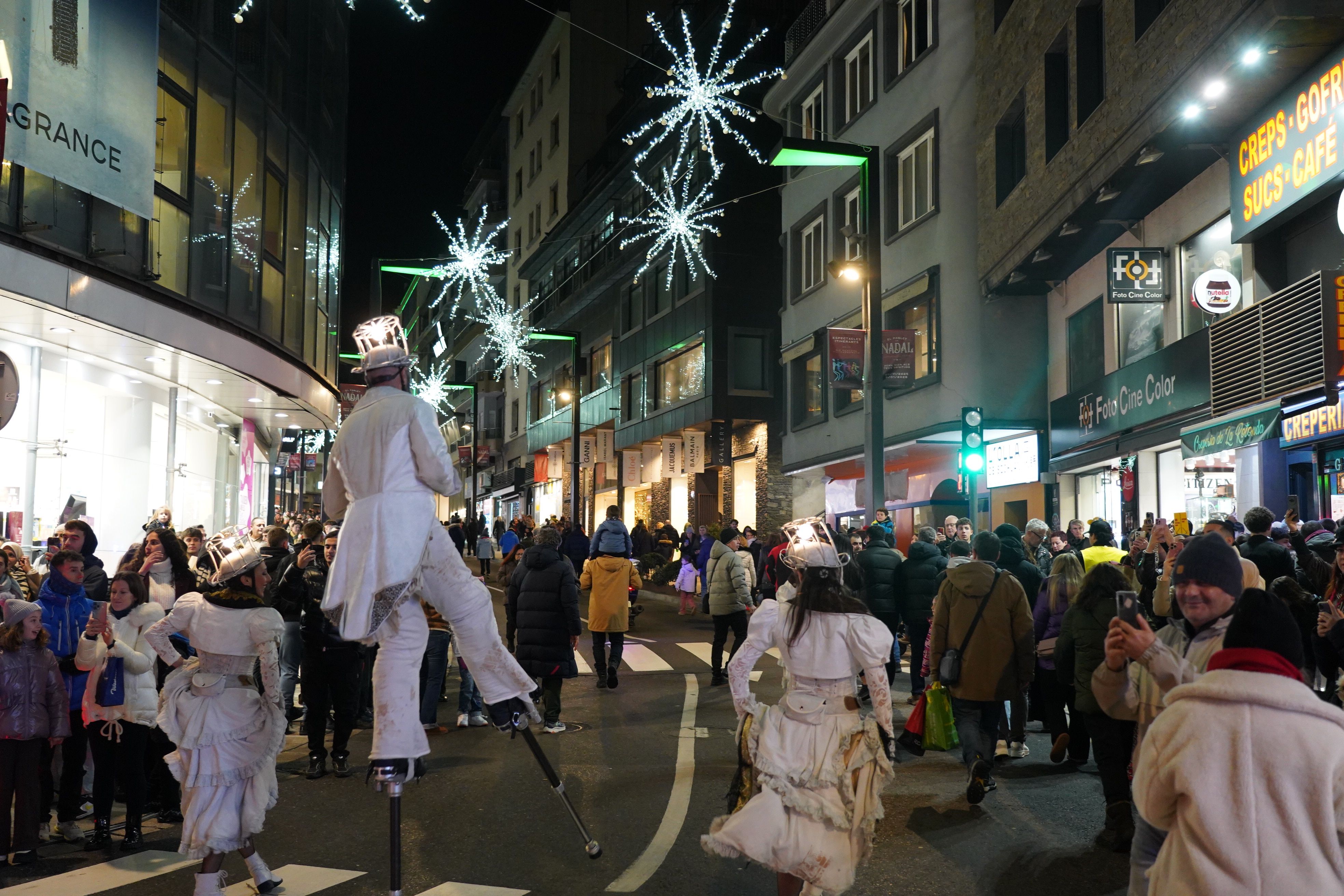 Enfilant avinguda Meritxell amunt.