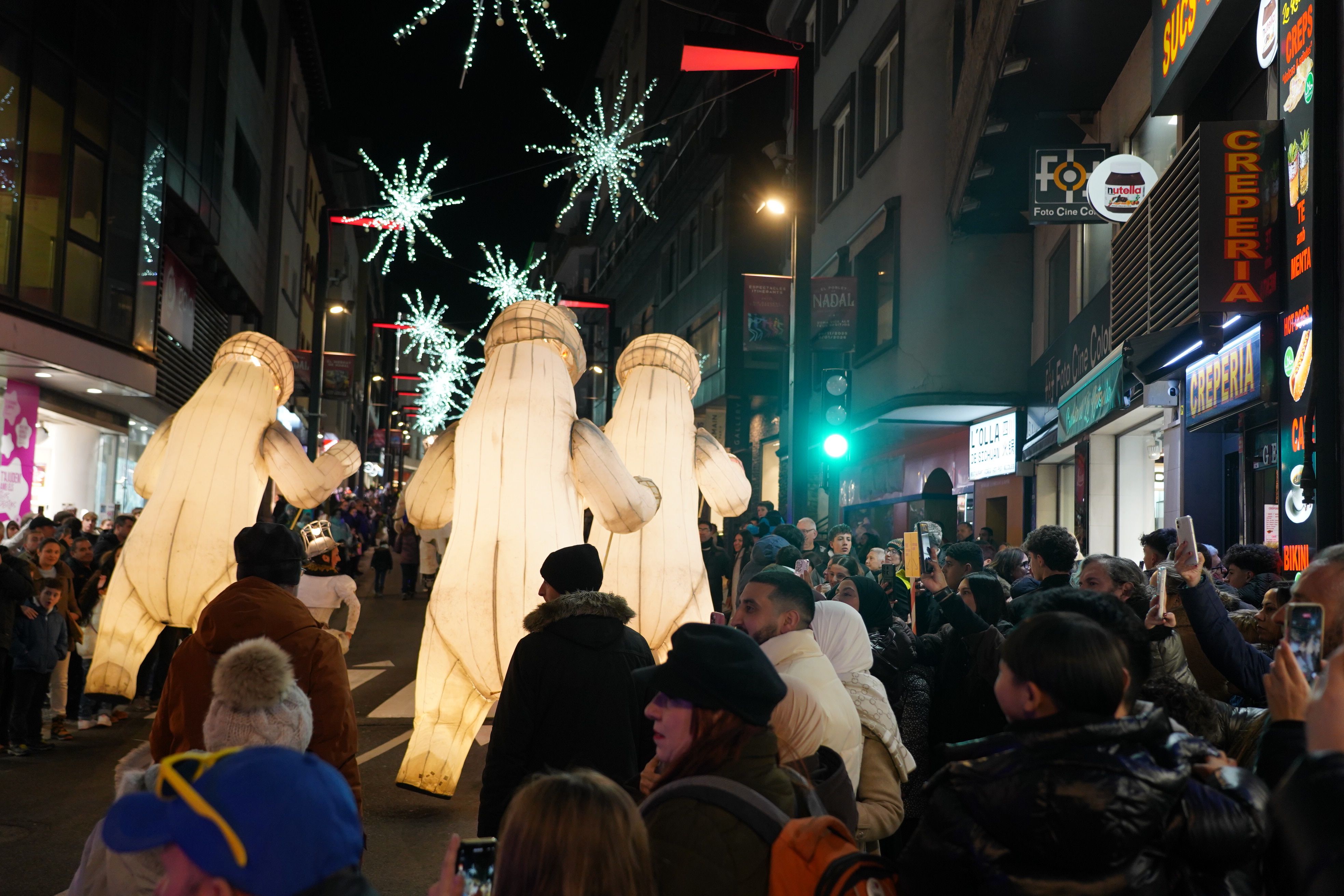 L'espectacle, al seu pas per la creperia de la Rotonda.