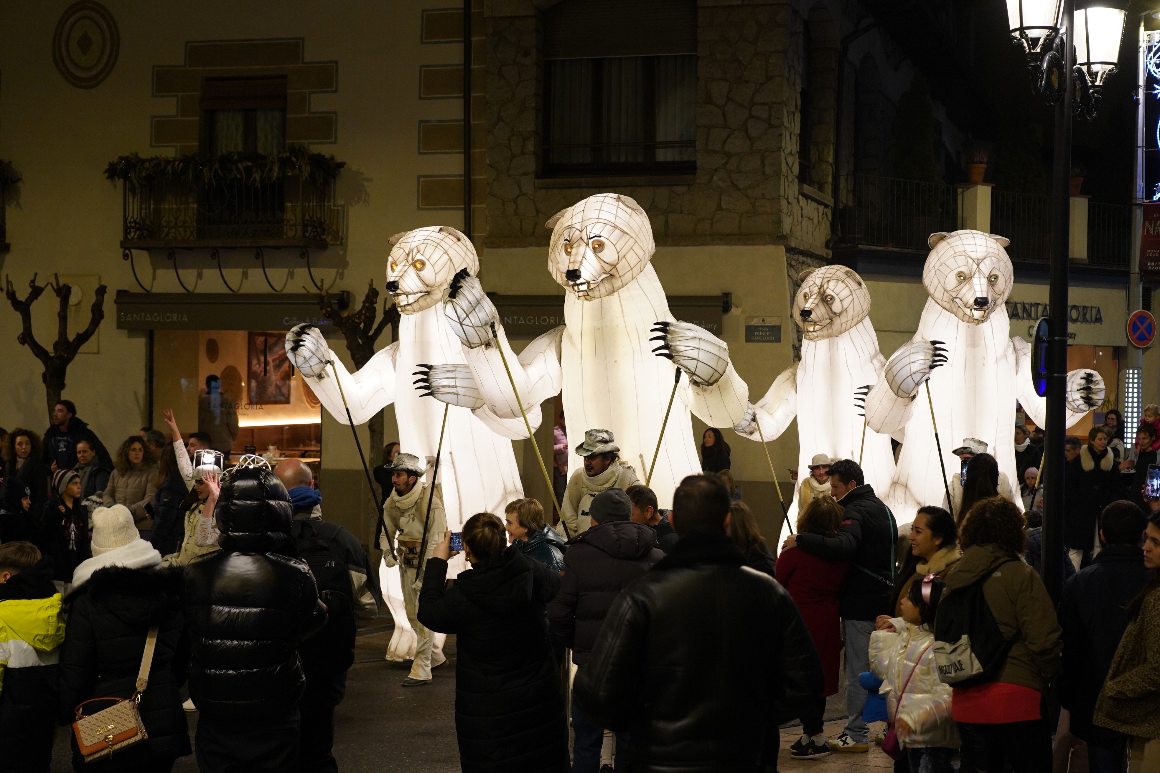 A la seva arribada a la plaça Príncep Benlloc, davant del comú.