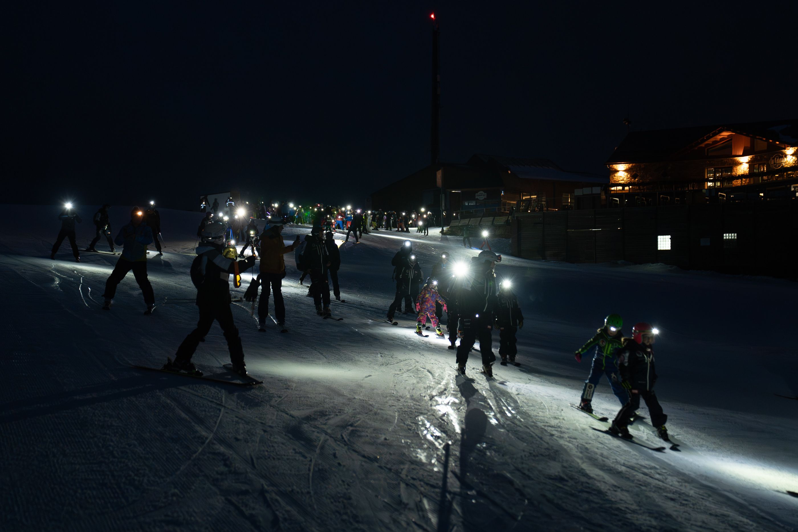 Els infants i les famílies d’AUTEA i de Hi arribarem! omplen de llum Soldeu amb motiu de la Copa del Món d’esquí alpí.