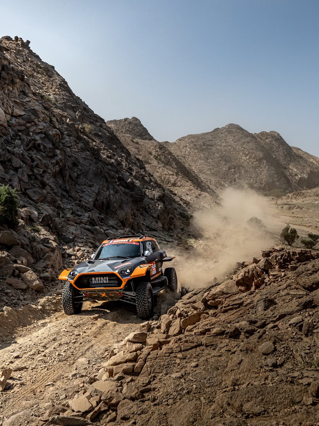 El Mini de De Mévius i Baumel, durant la etapa 1 del Dakar.