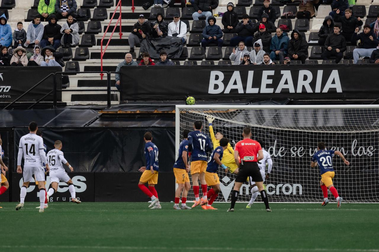 Yaako, volant en direcció a l'escaire després del xut de Bodiger.