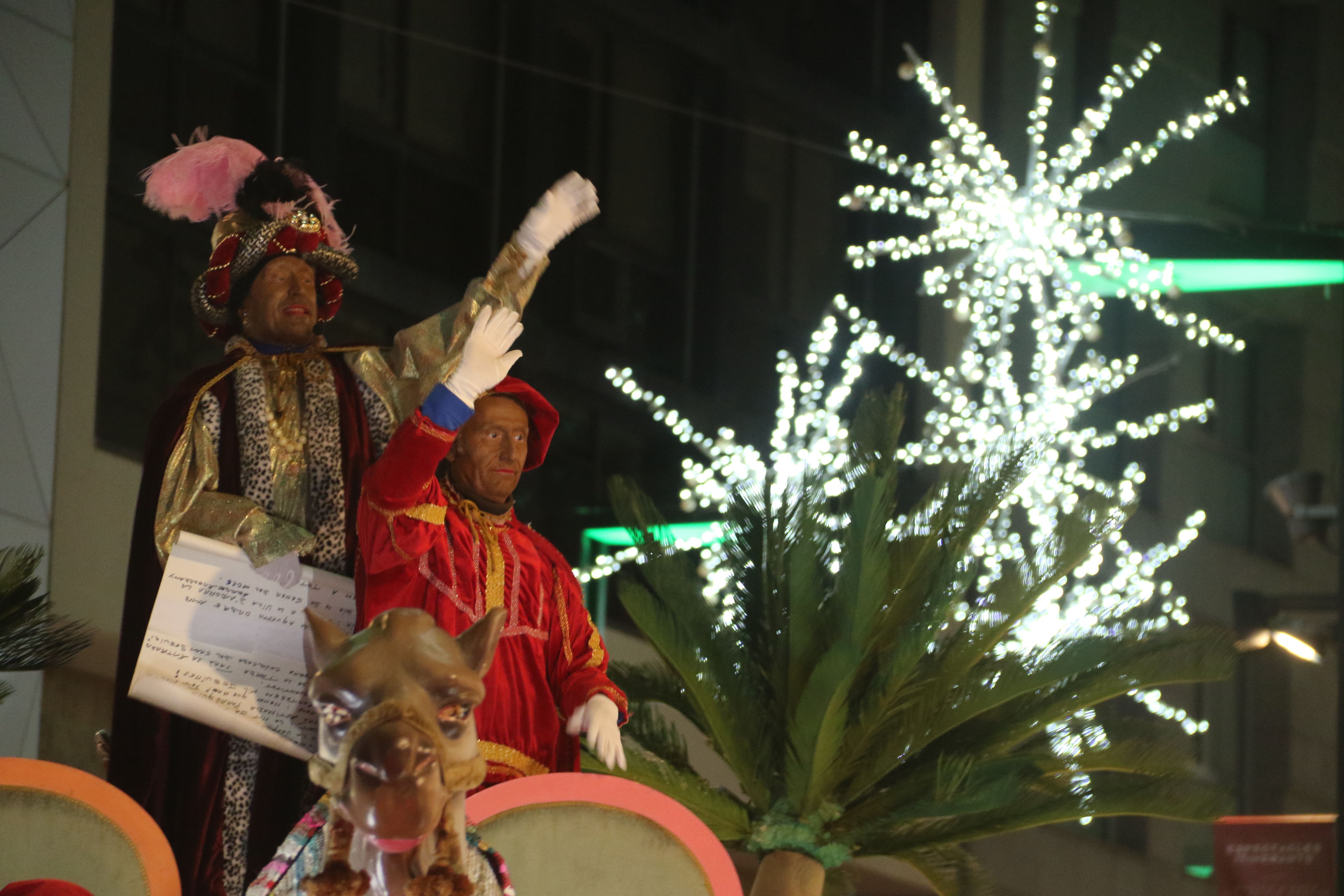 Saludant aquells que l'han anat a recebre.