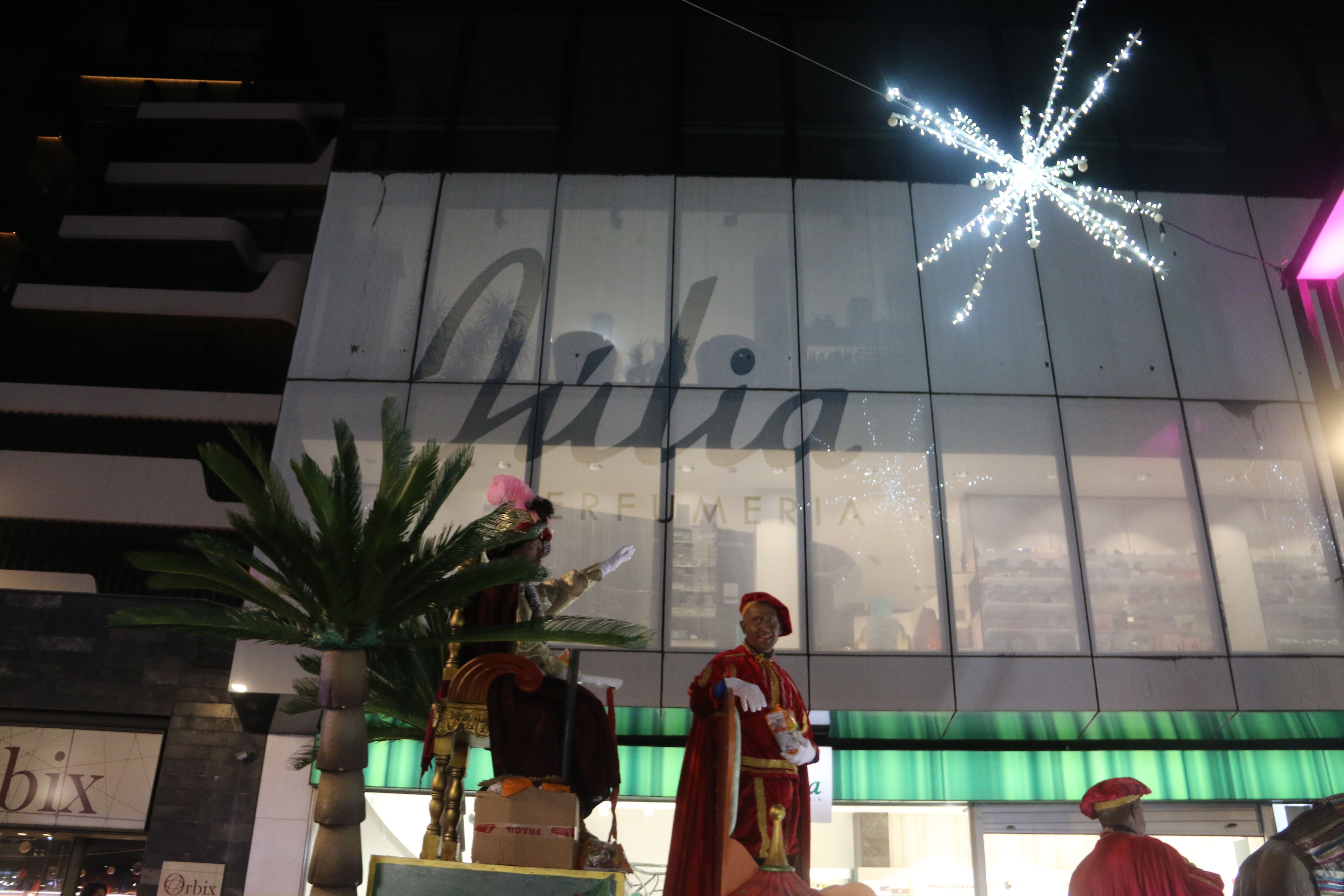 La comitiva per l'avinguda Meritxell.