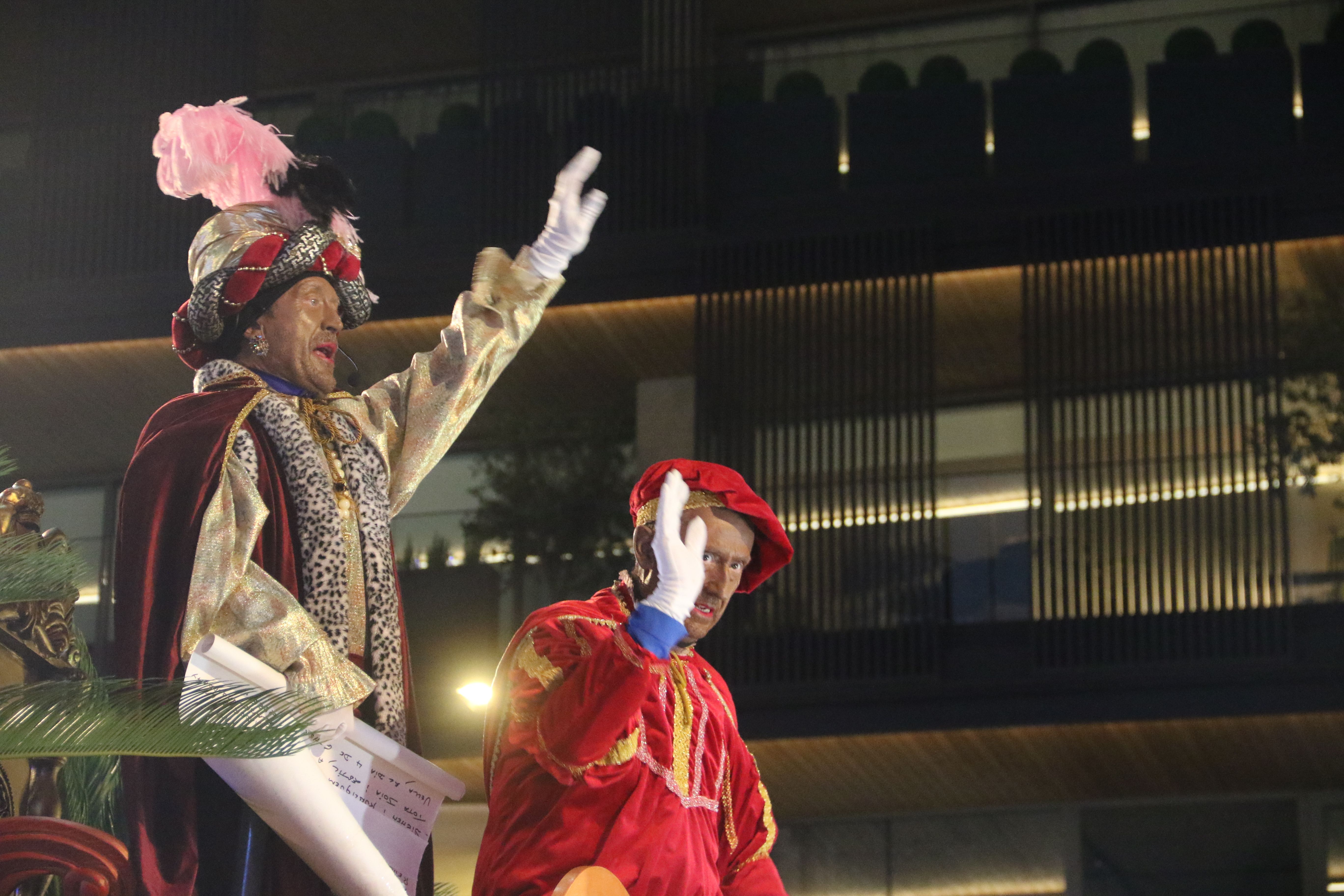 Saludant els qui el seguien.