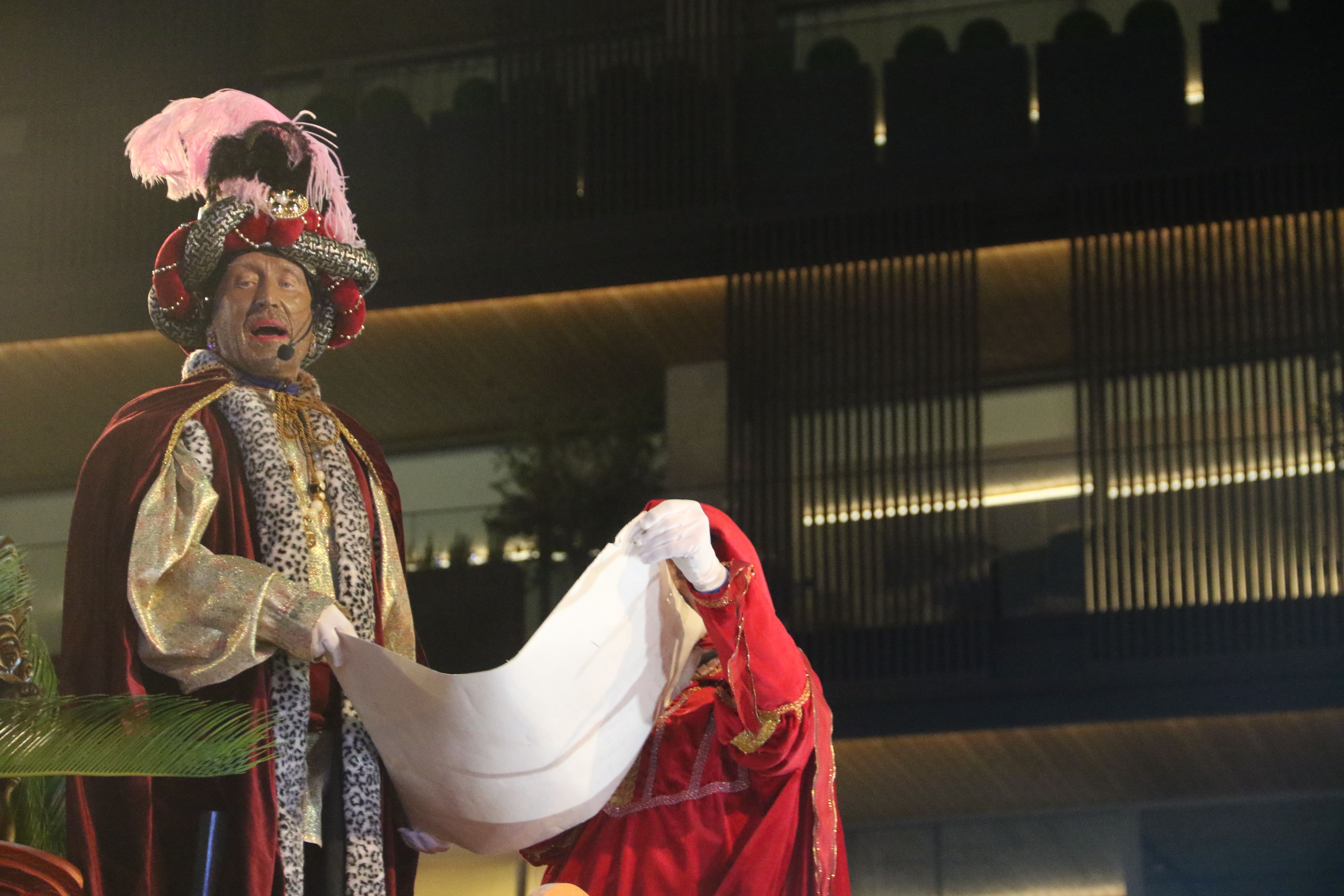 Llegint el missatge de Ses Majestats.