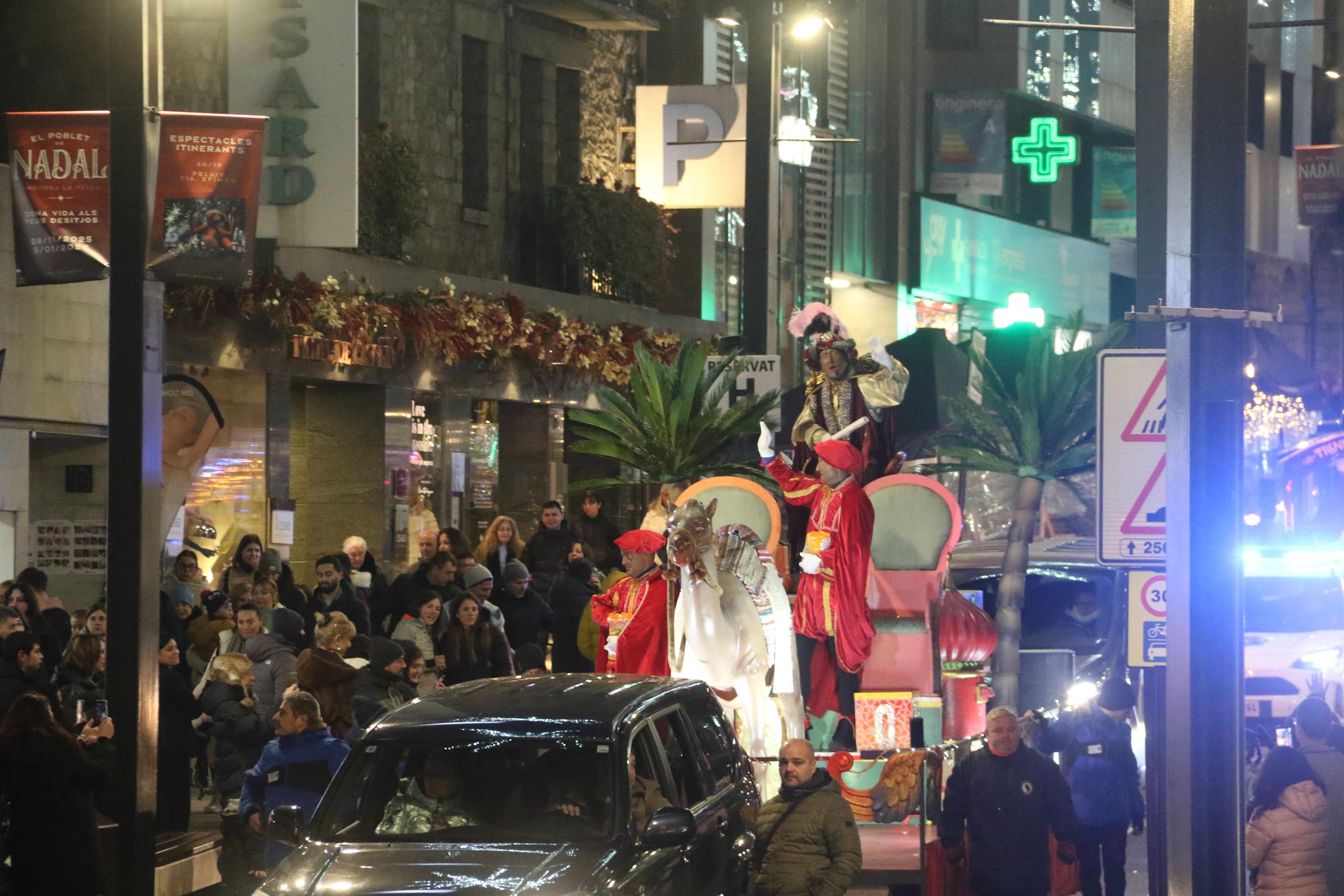 La comitiva del Patge Reial per l'avinguda Meritxell.