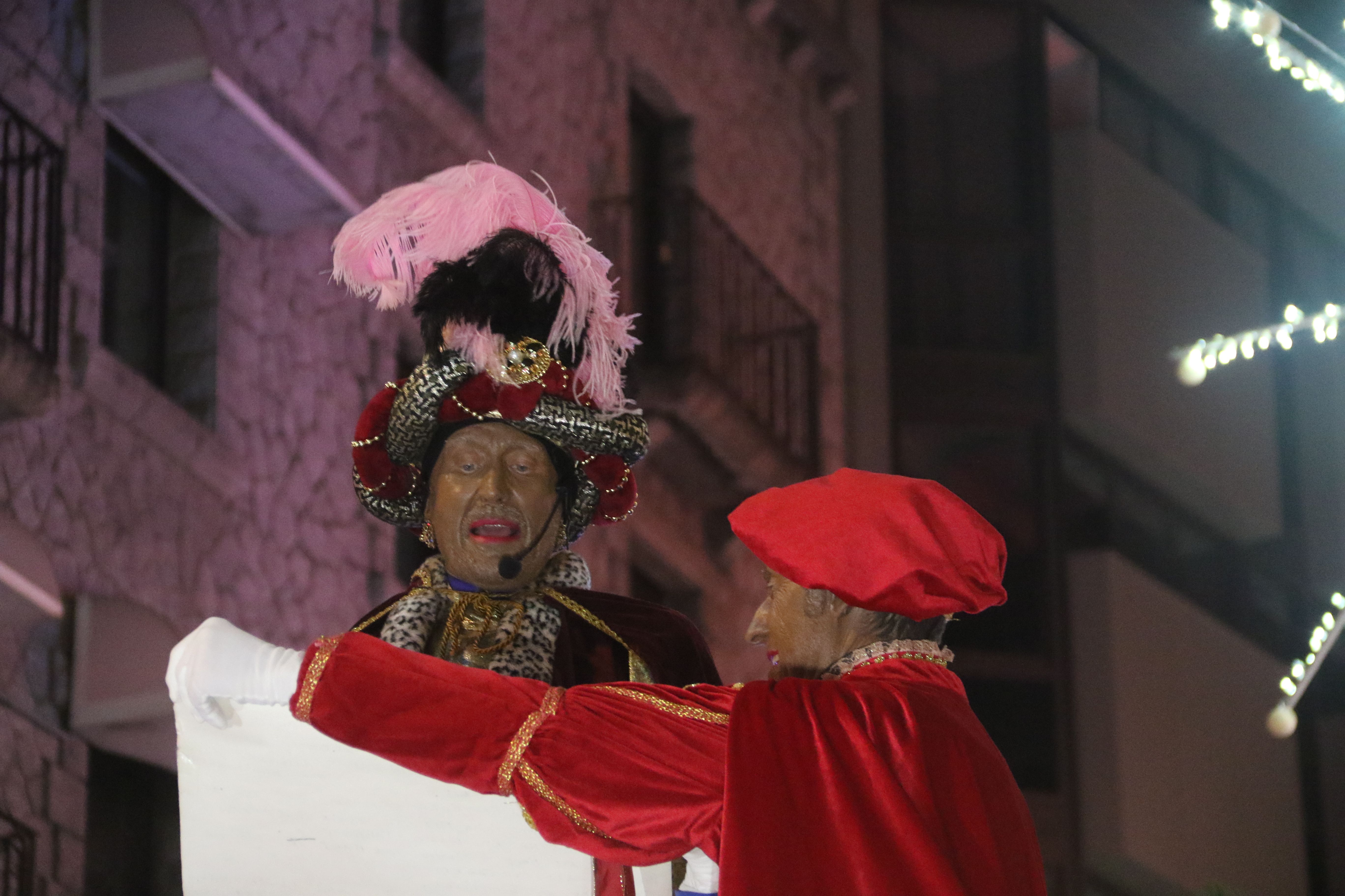 Llegint el missatge de Ses Majestats.