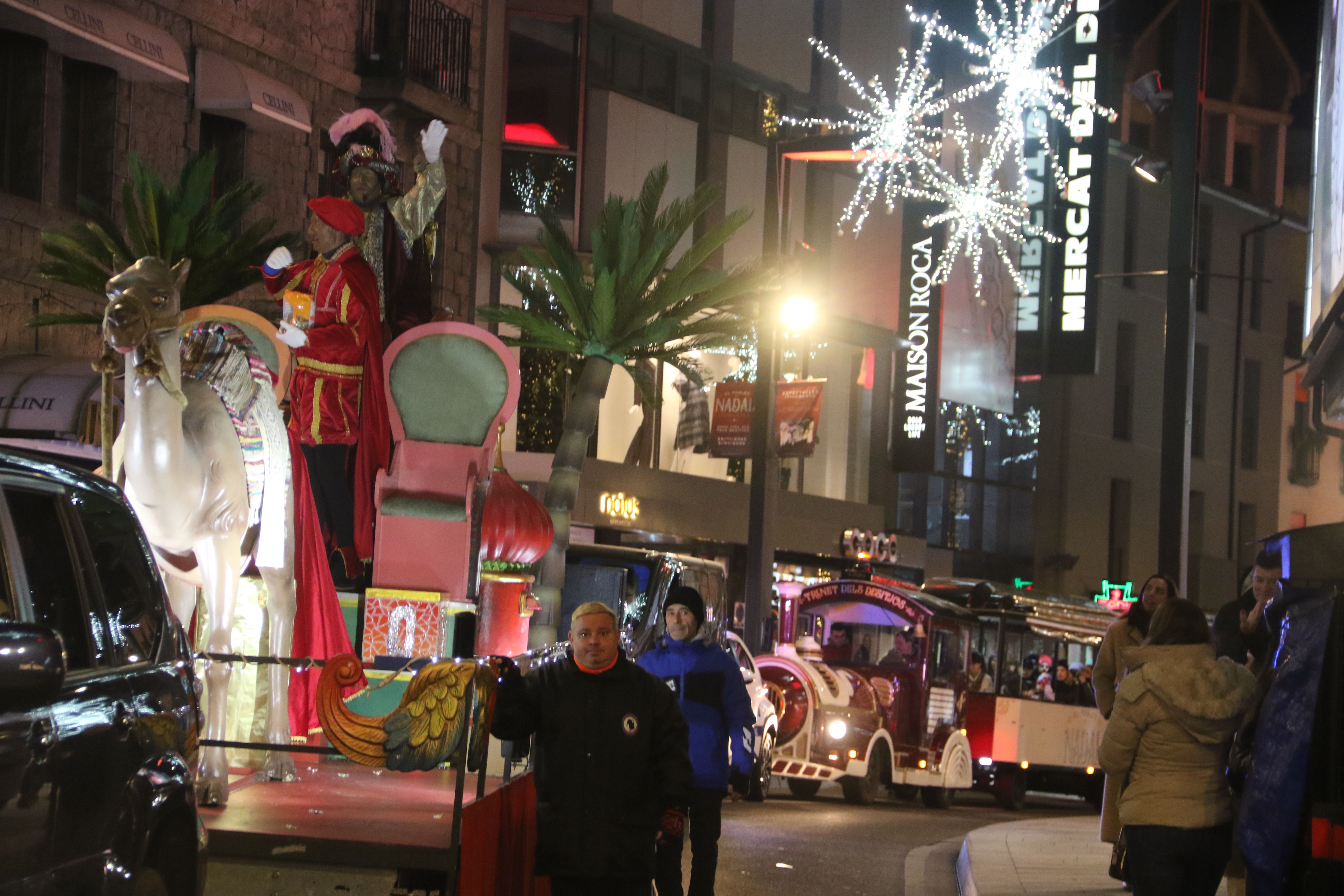 La comitiva del Patge Reial per l'avinguda Meritxell seguida pel trenet.