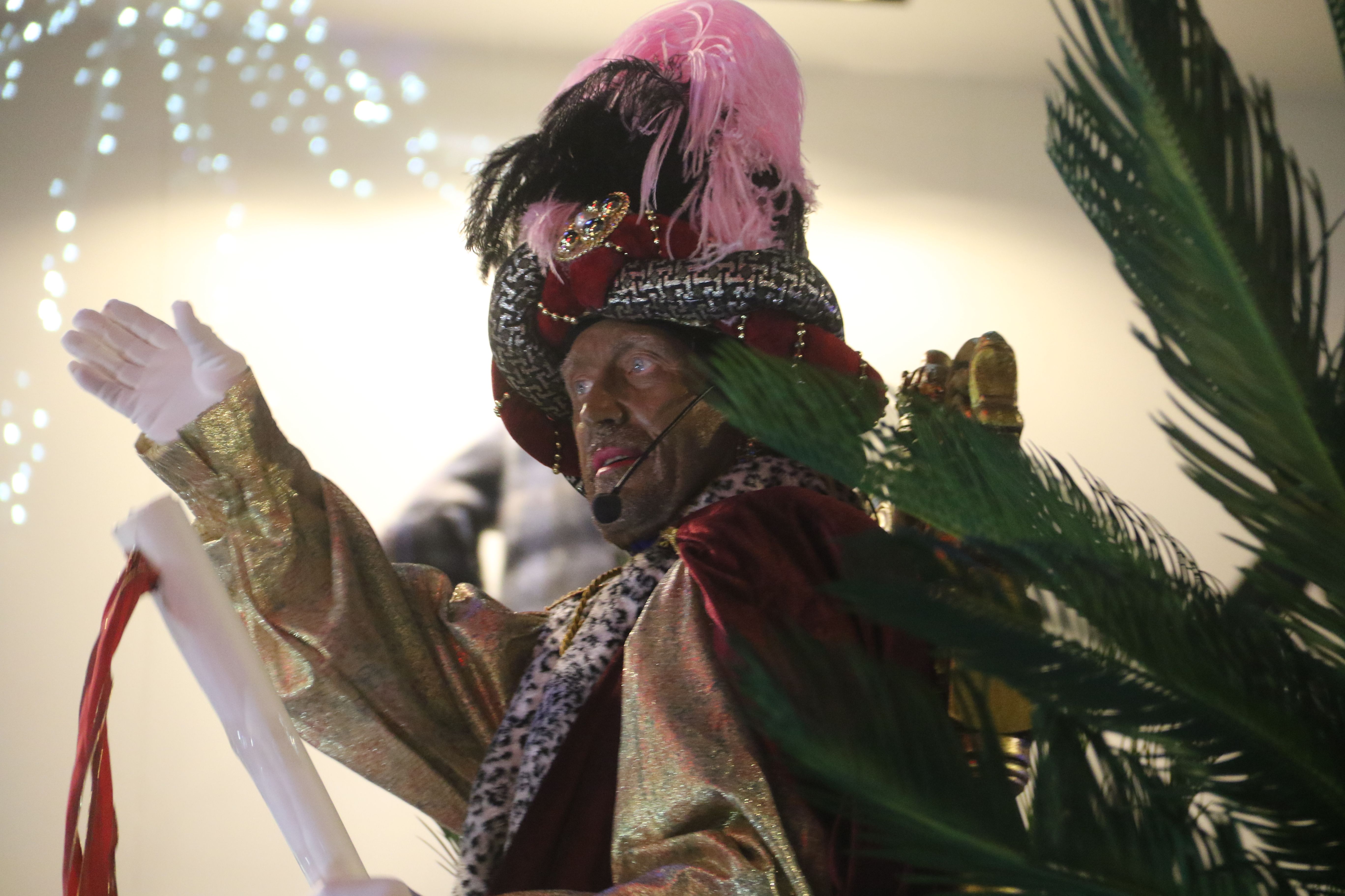 Llegint el missatge de Ses Majestats.