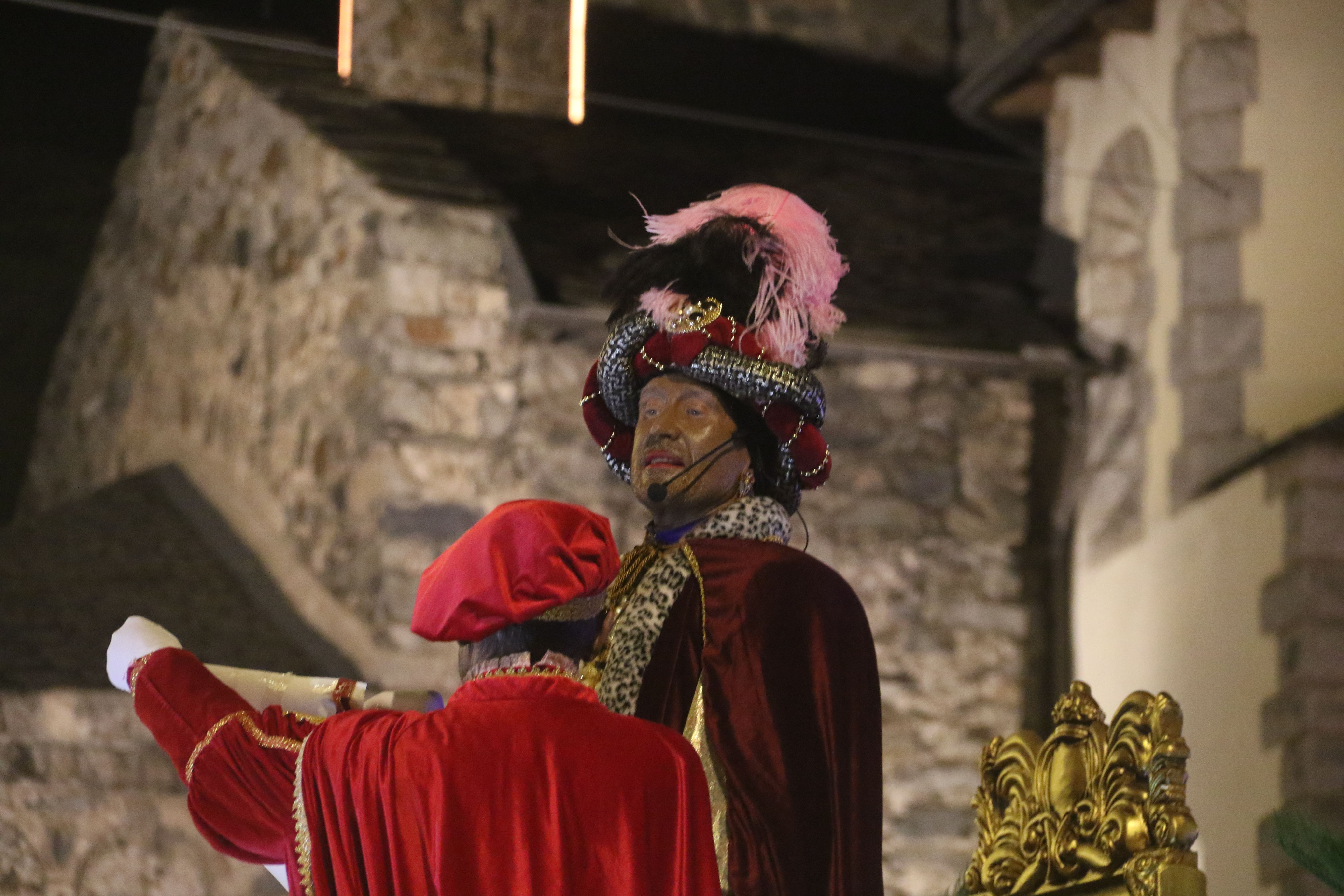 El patge amb el suport d'un dels seus ajudants fent arribar el missatge dels Reis als nens.