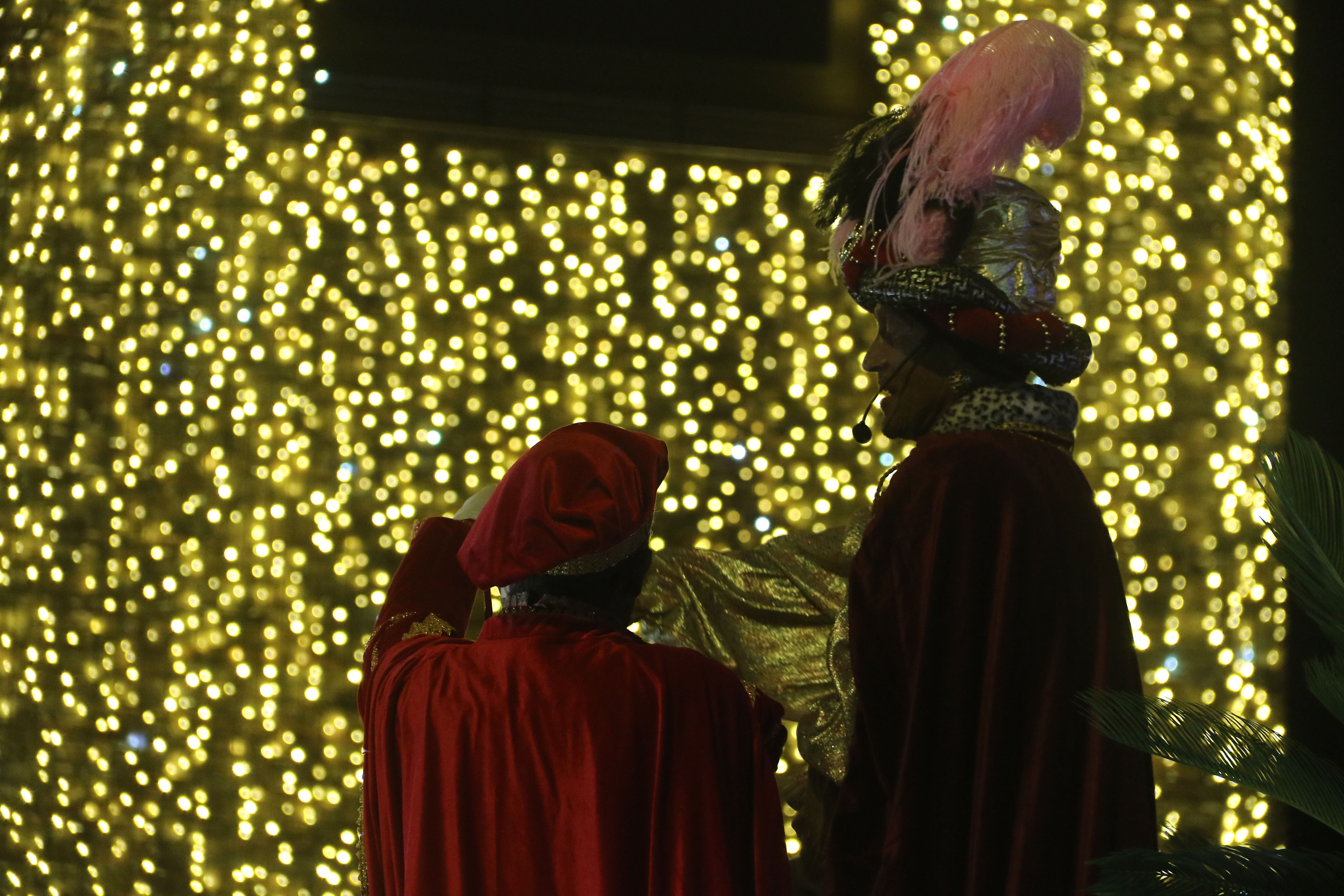 El patge i un dels seus ajudants per la zona del comú d'Andorra la Vella. 