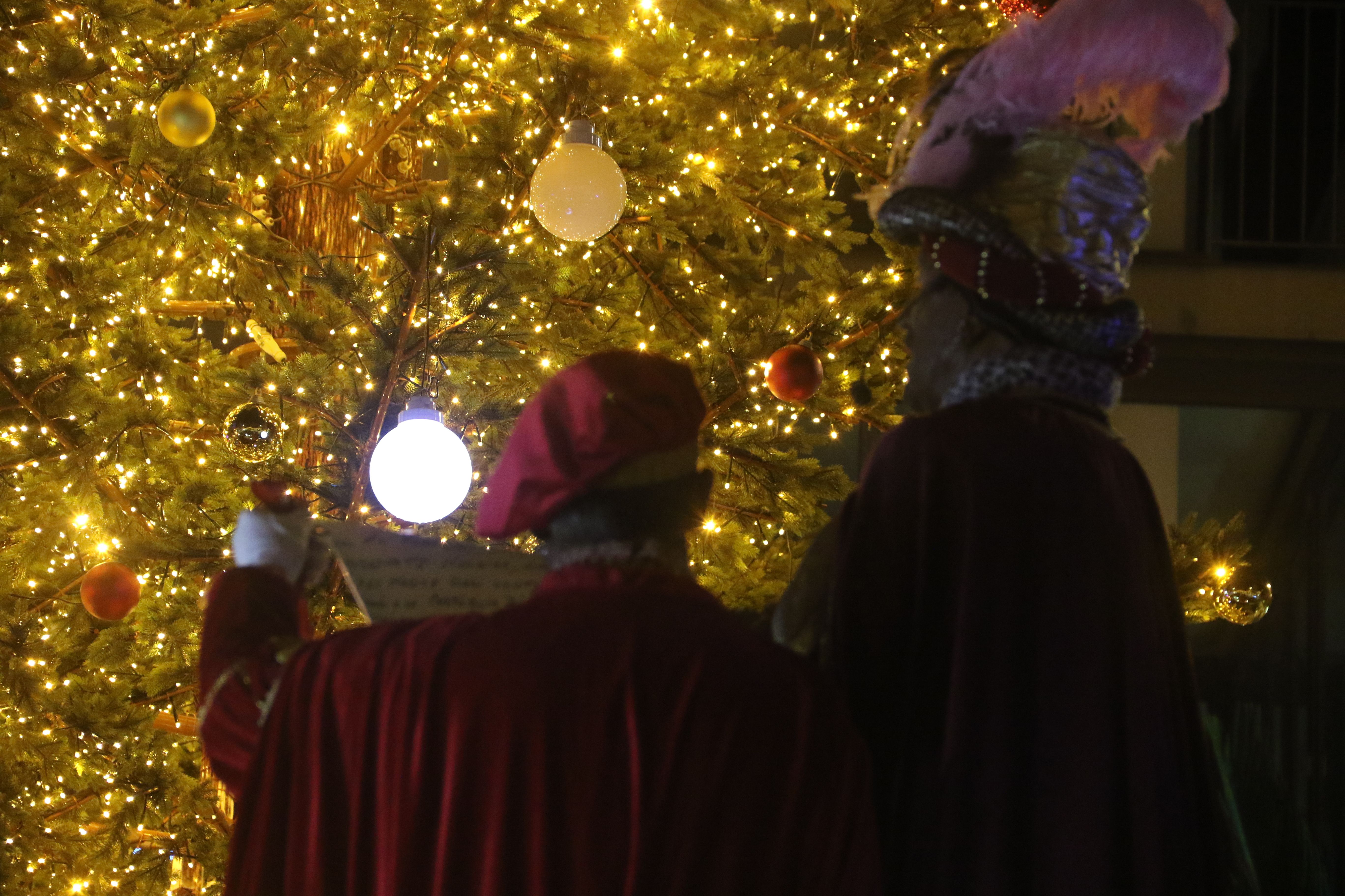 El patge i un dels seus ajudants a la plaça de les Arcades. 