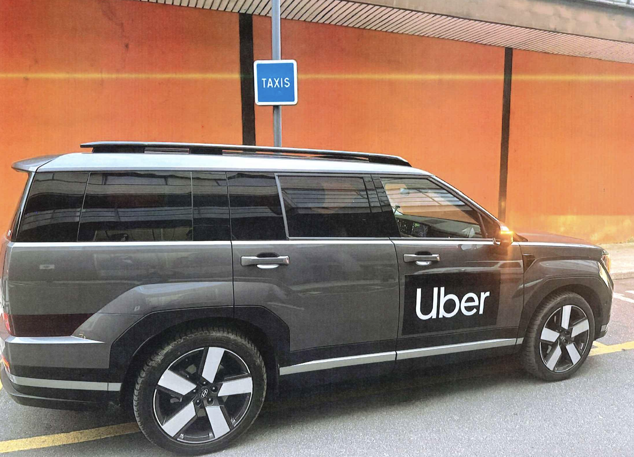 Un vehicle d'Uber aturat en un parada de taxis.
