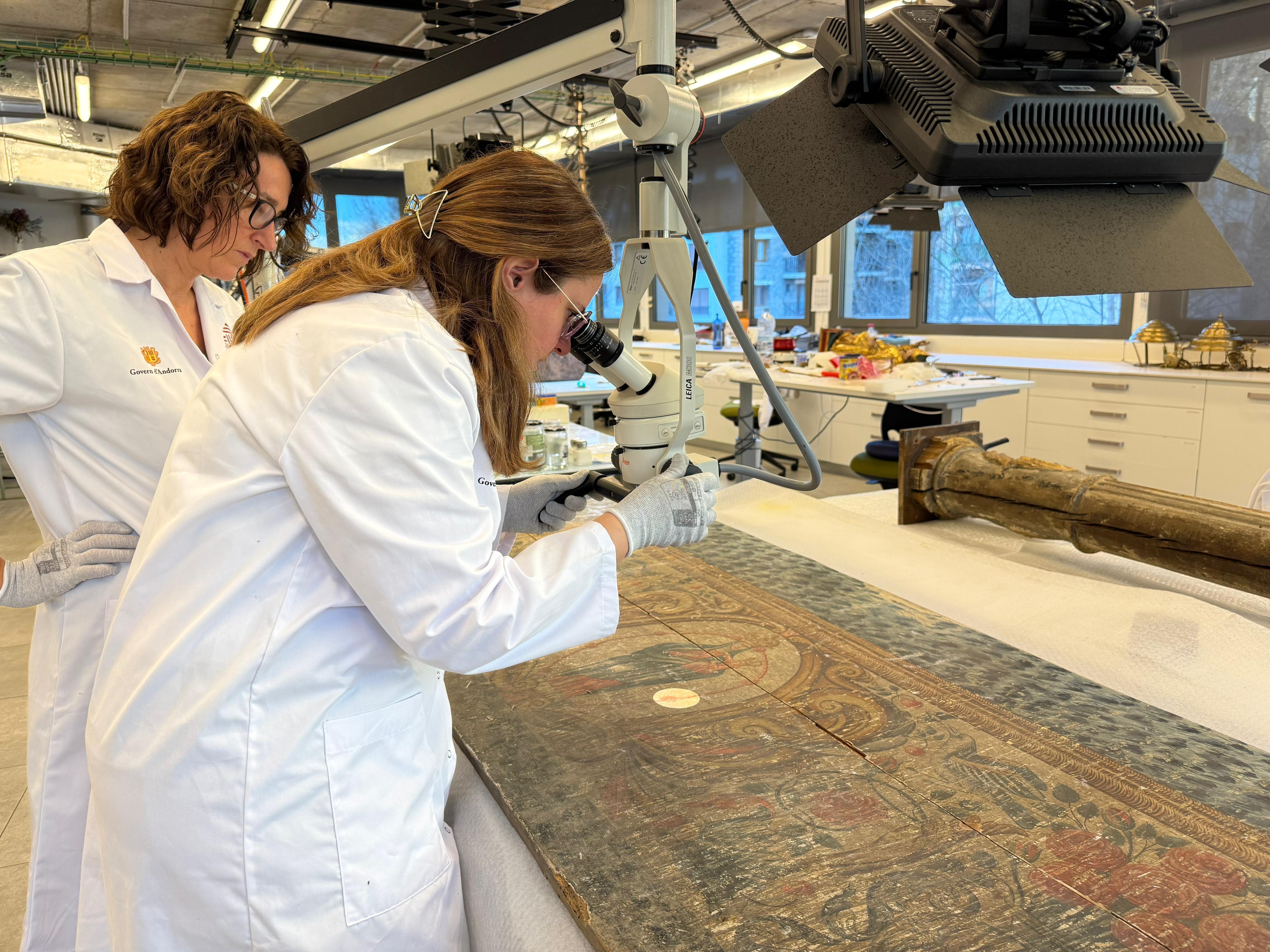 Tècniques de Patrimoni examinant el frontal d'altar de la Massana.