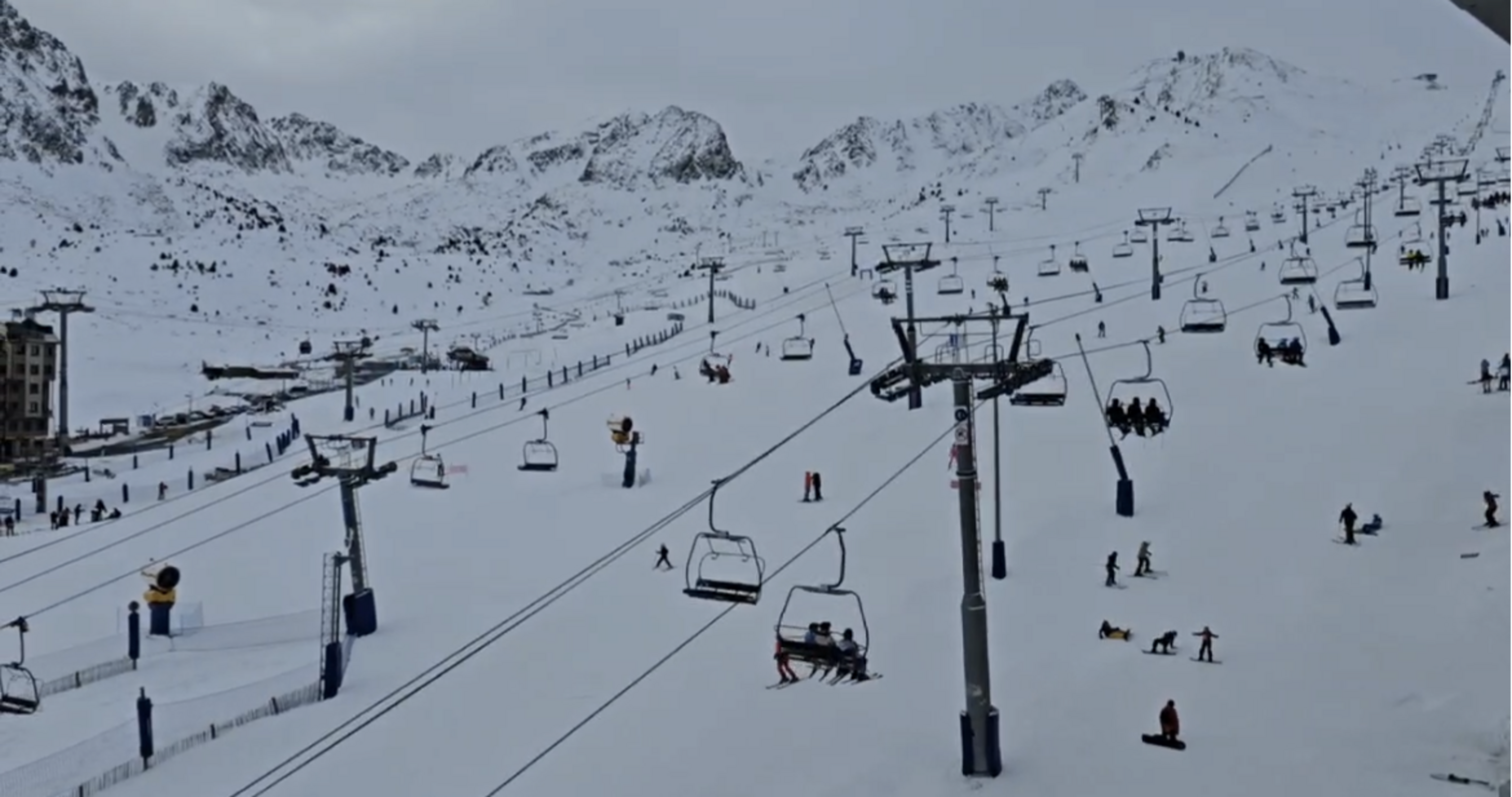 Les pistes, al Pas per exemple, presenten un excel·lent estat per poder esquiar. Les pistes, al Pas per exemple, presenten un excel·lent estat per poder esquiar.