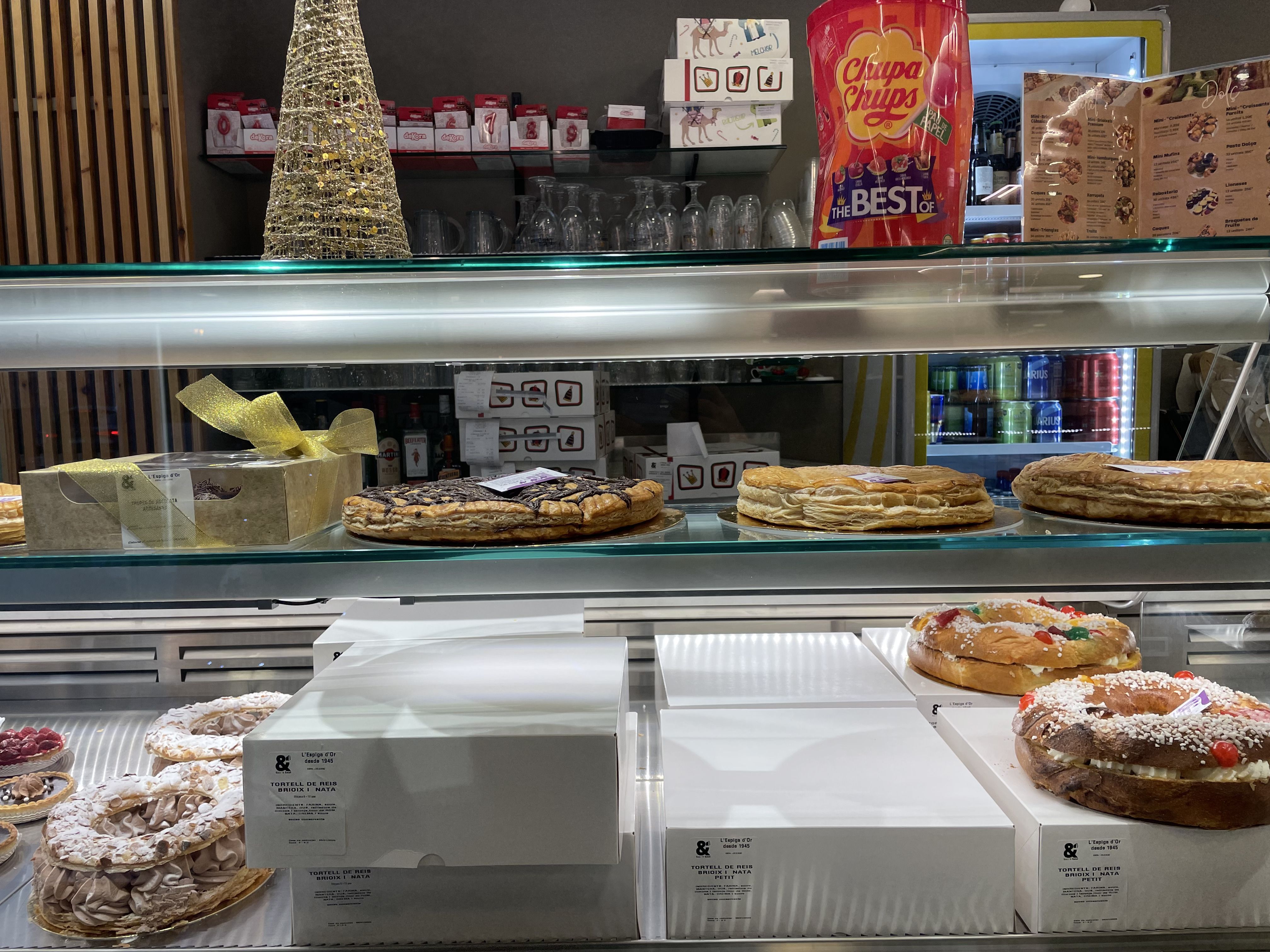 Vitrina de l'establiment Sucr'&Salat, on trobem tota mena de varietats del tradicional tortell. Vitrina de l'establiment Sucr'&Salat, on trobem tota mena de varietats del tradicional tortell.