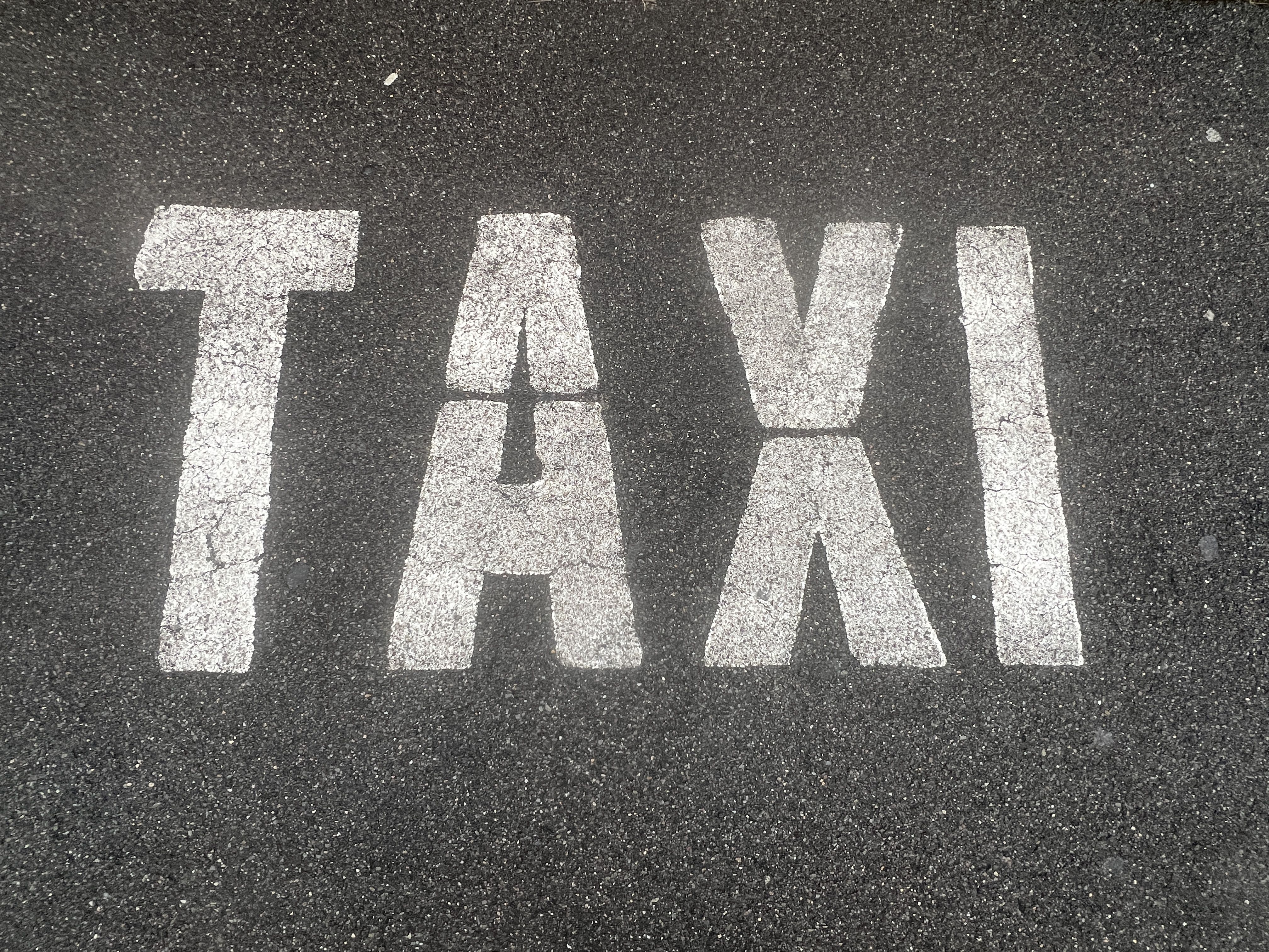 Un rètol del taxi a la calçada.