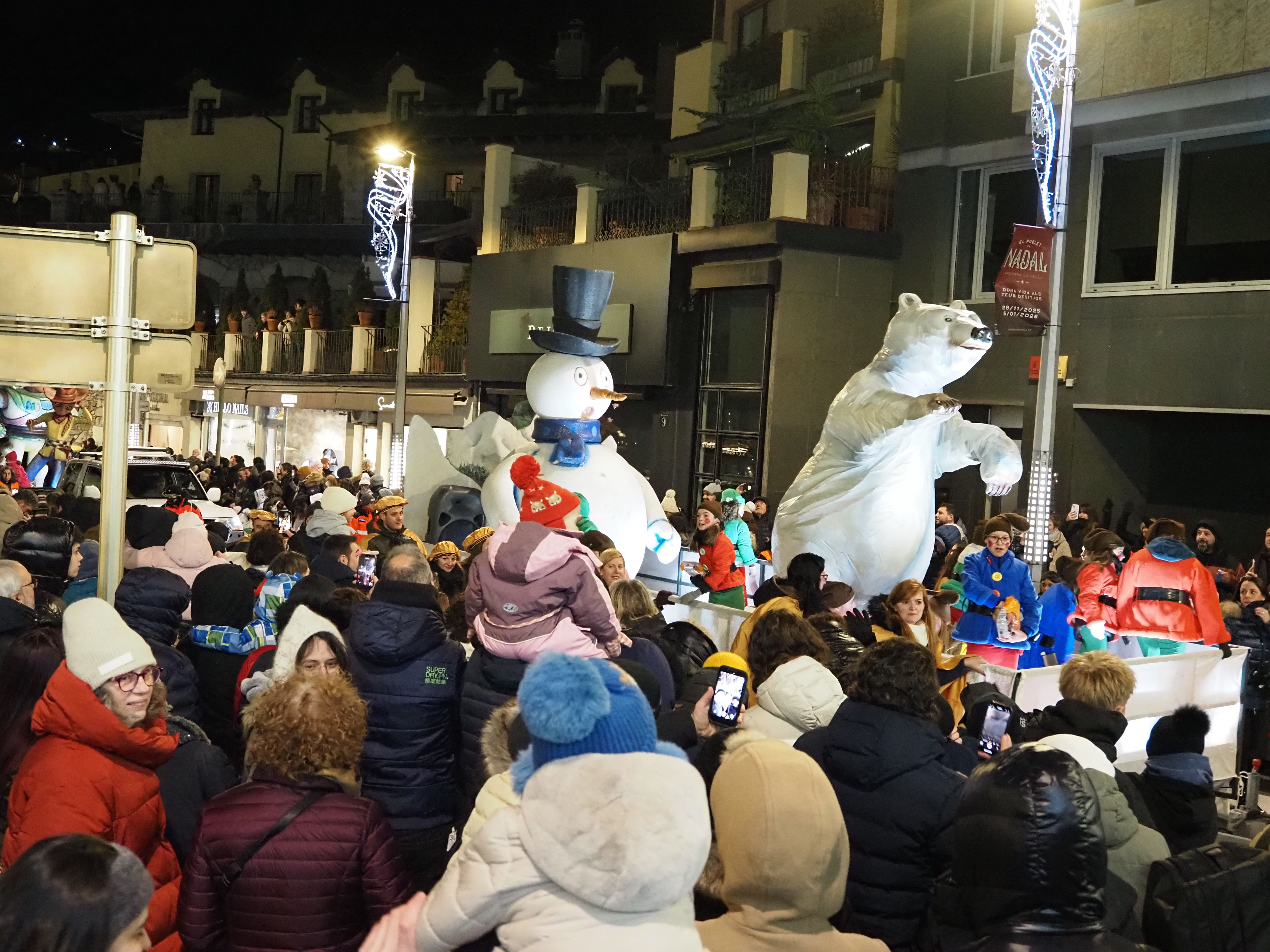 Un os polar i un ninot de neu.