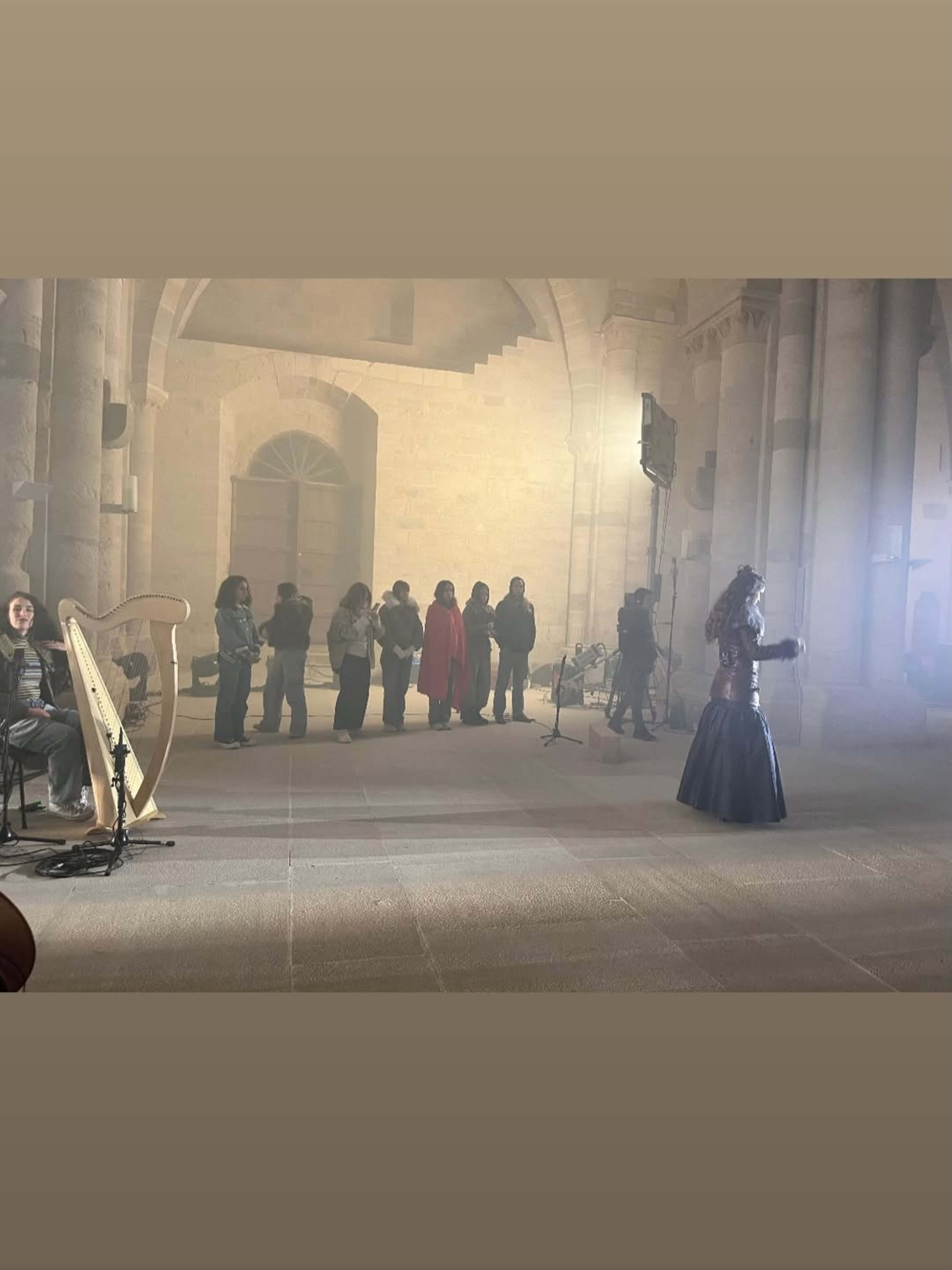 El cor, amb Eugenia Correia a l'extrem esquerra, en un segon terme, rere la protagonista Amaia.