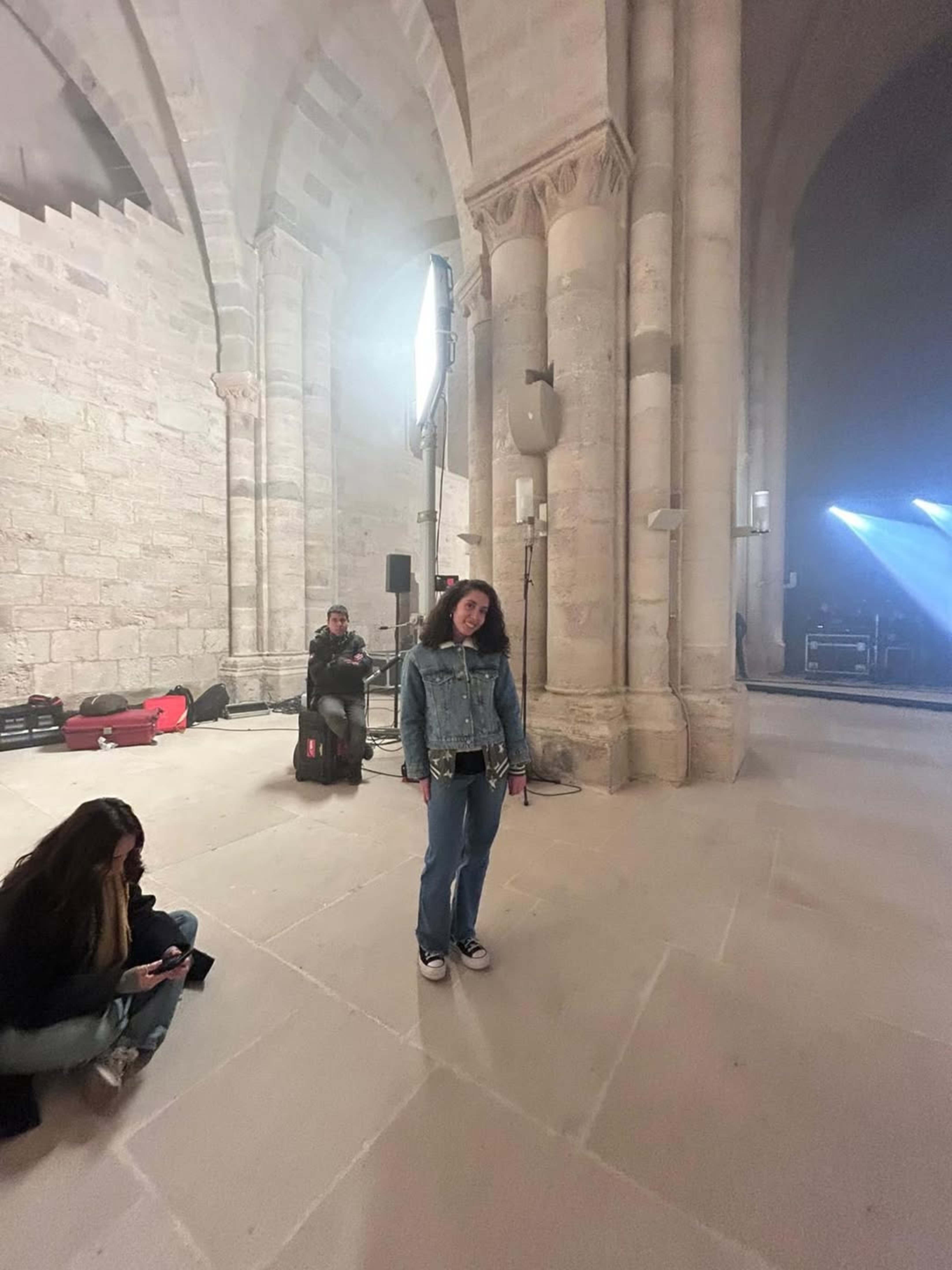 Eugenia Correia posant a l'interior del monestir.