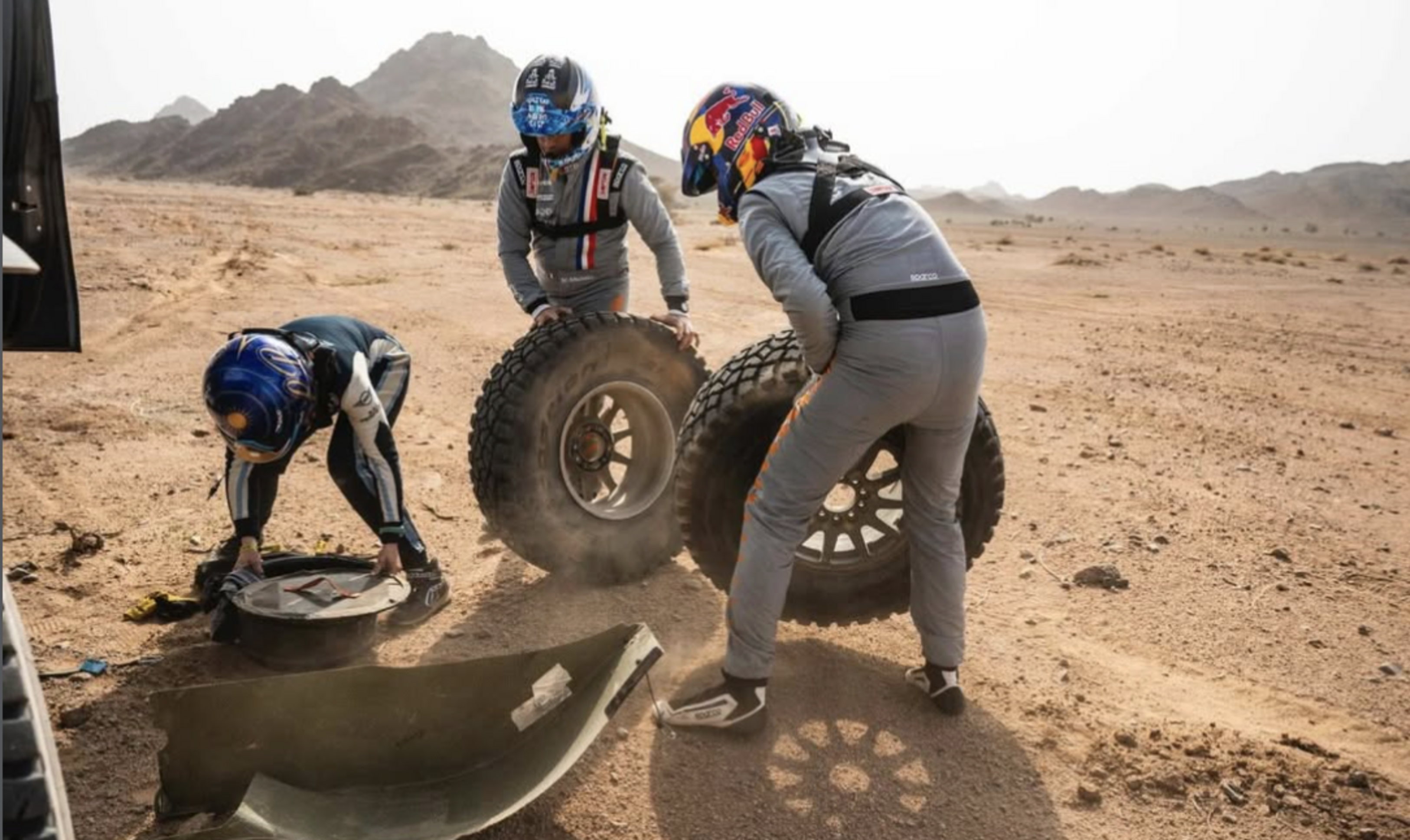 De Mévius i Baumel mentre canviaven la roda punxada.