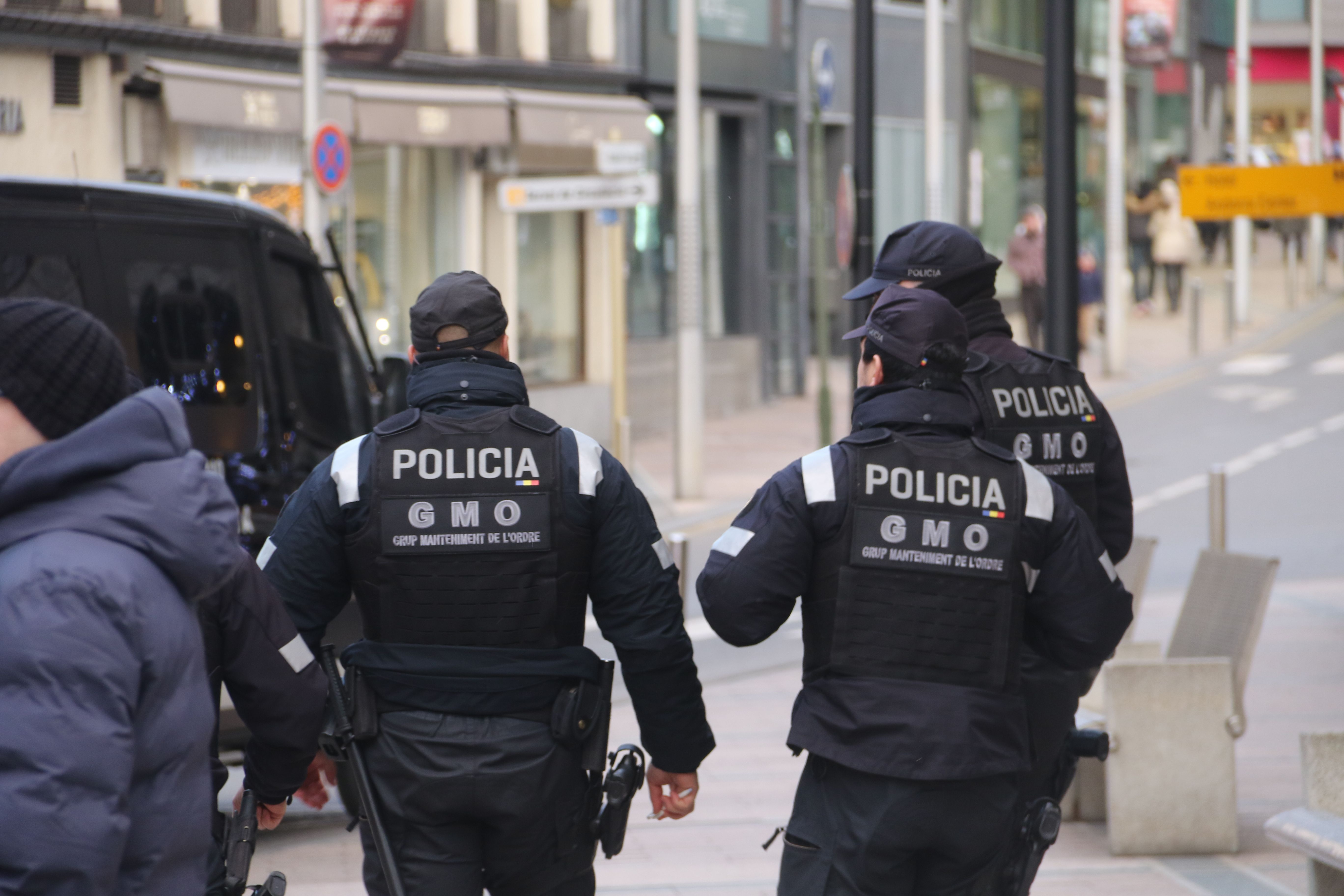 Els agents de policia abandonen el lloc. Els agents de policia abandonen el lloc.