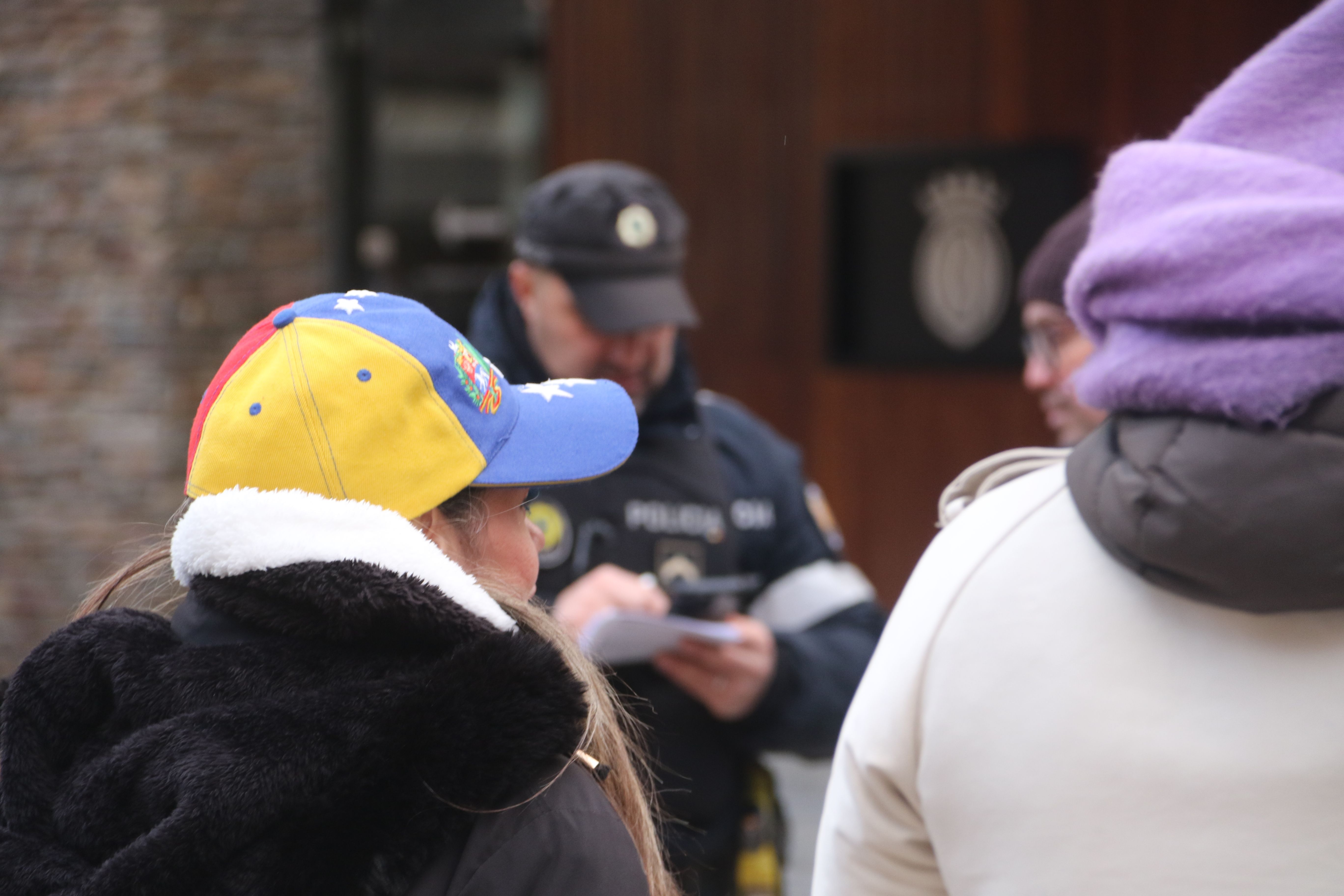 L'agent comprovant rere una concentrada que realment hi havia permís. L'agent comprovant rere una concentrada que realment hi havia permís.