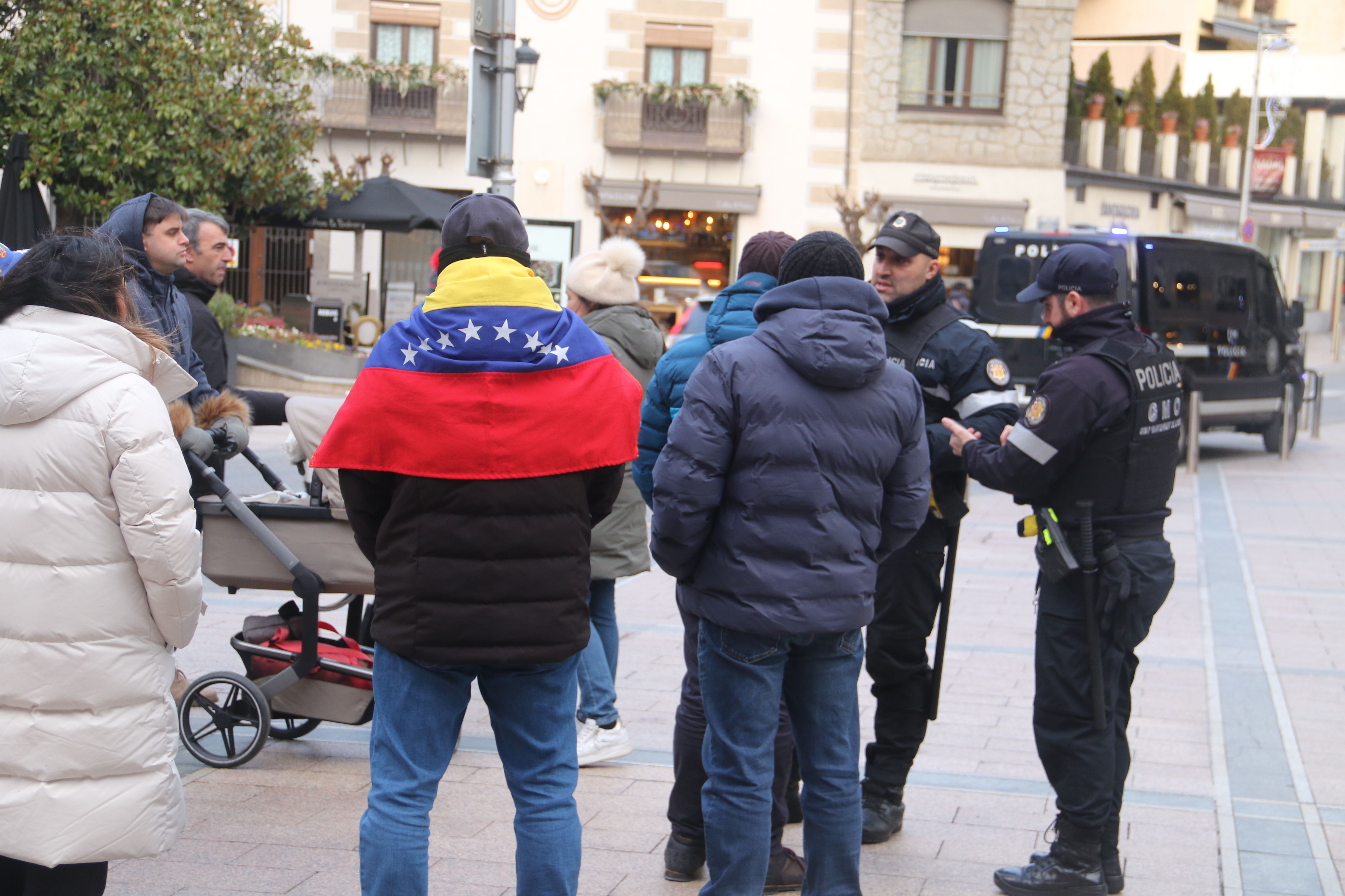 Els policies parlant amb els promotors de la concentració. Els policies parlant amb els promotors de la concentració.