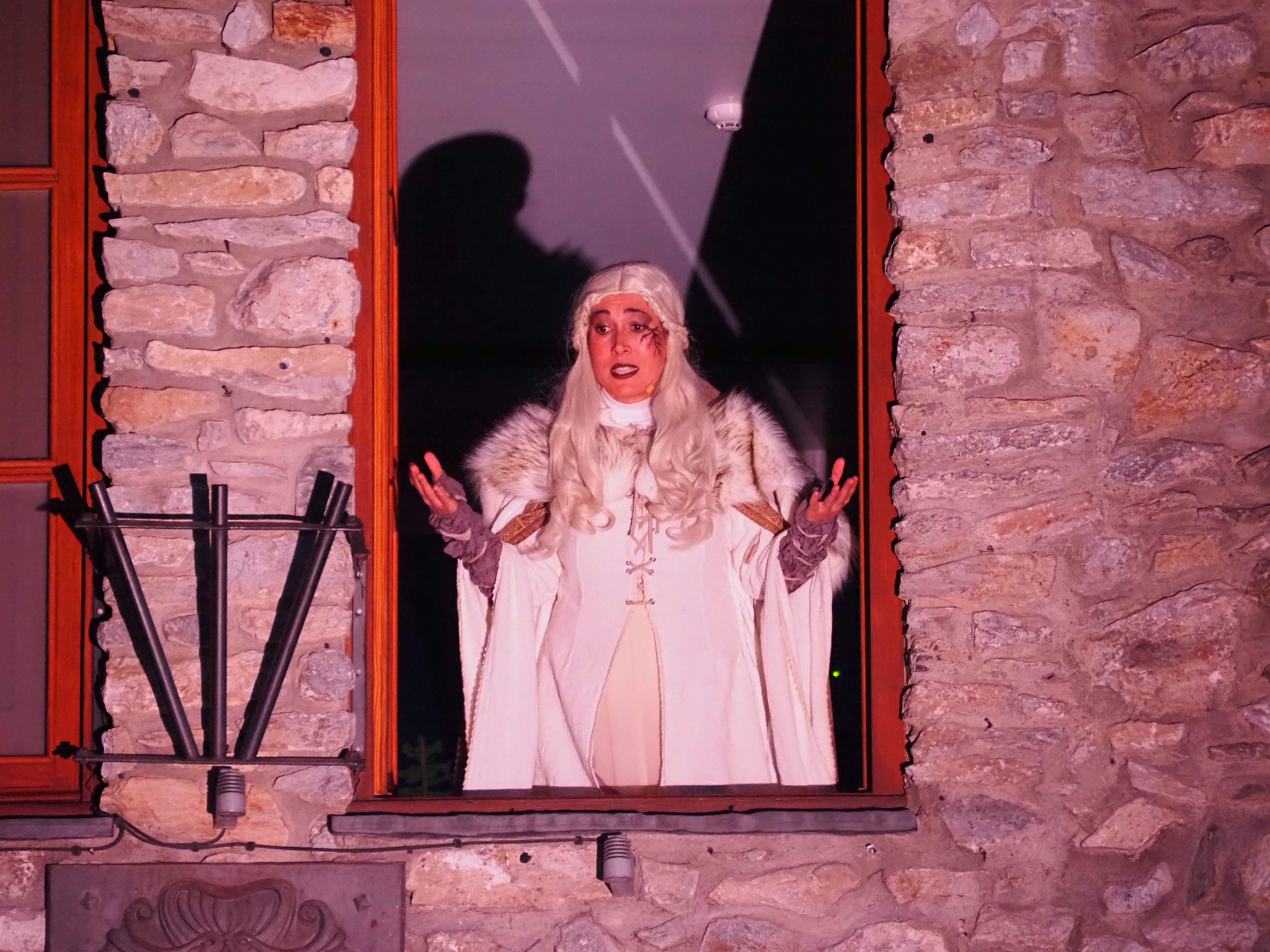 La Dama Blanca fa de narradora. La Dama Blanca fa de narradora.