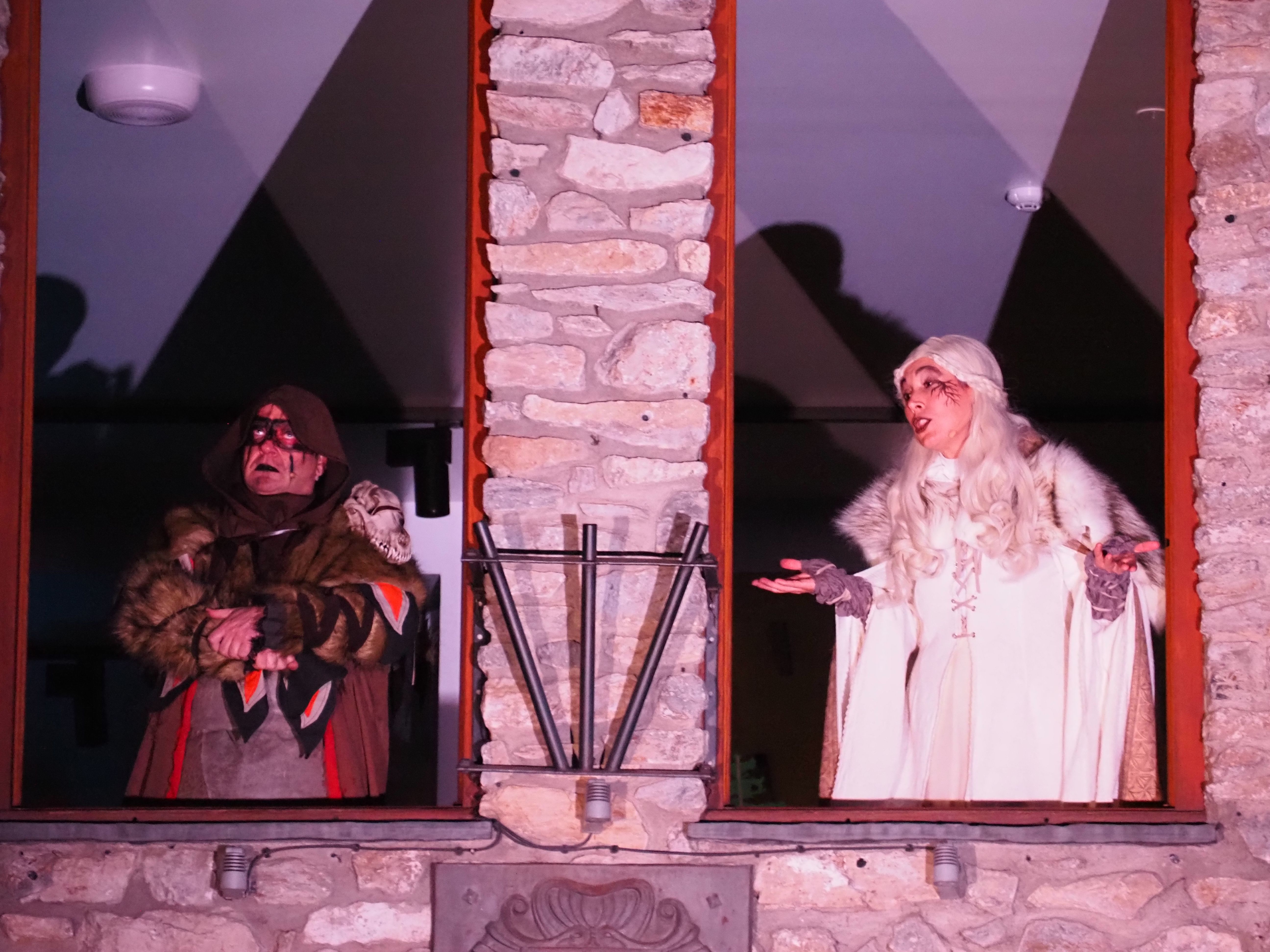 Satanàs i la Dama Blanca fan de narradors. Satanàs i la Dama Blanca fan de narradors.