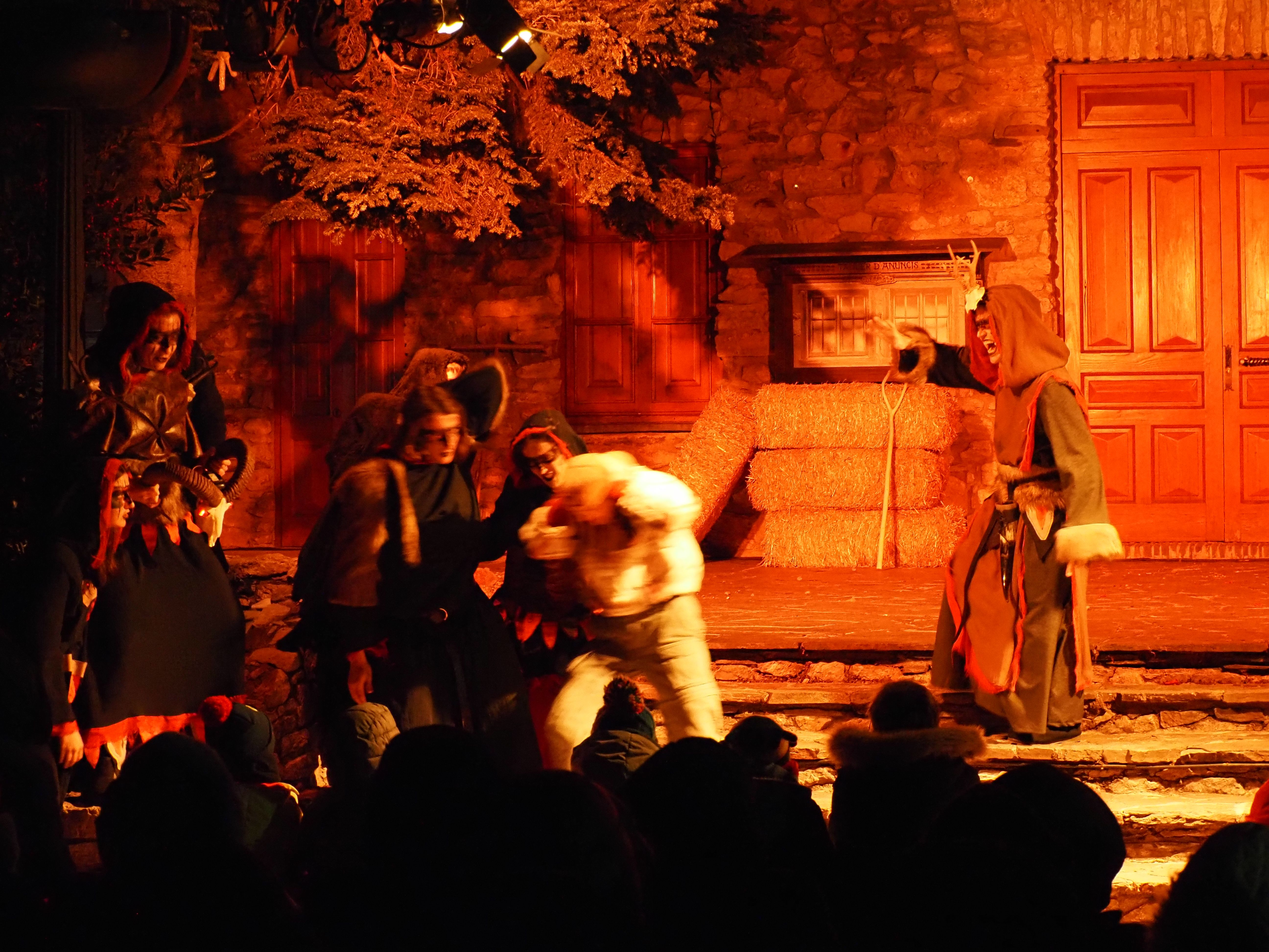 Un dels instants de la representació. Un dels instants de la representació.