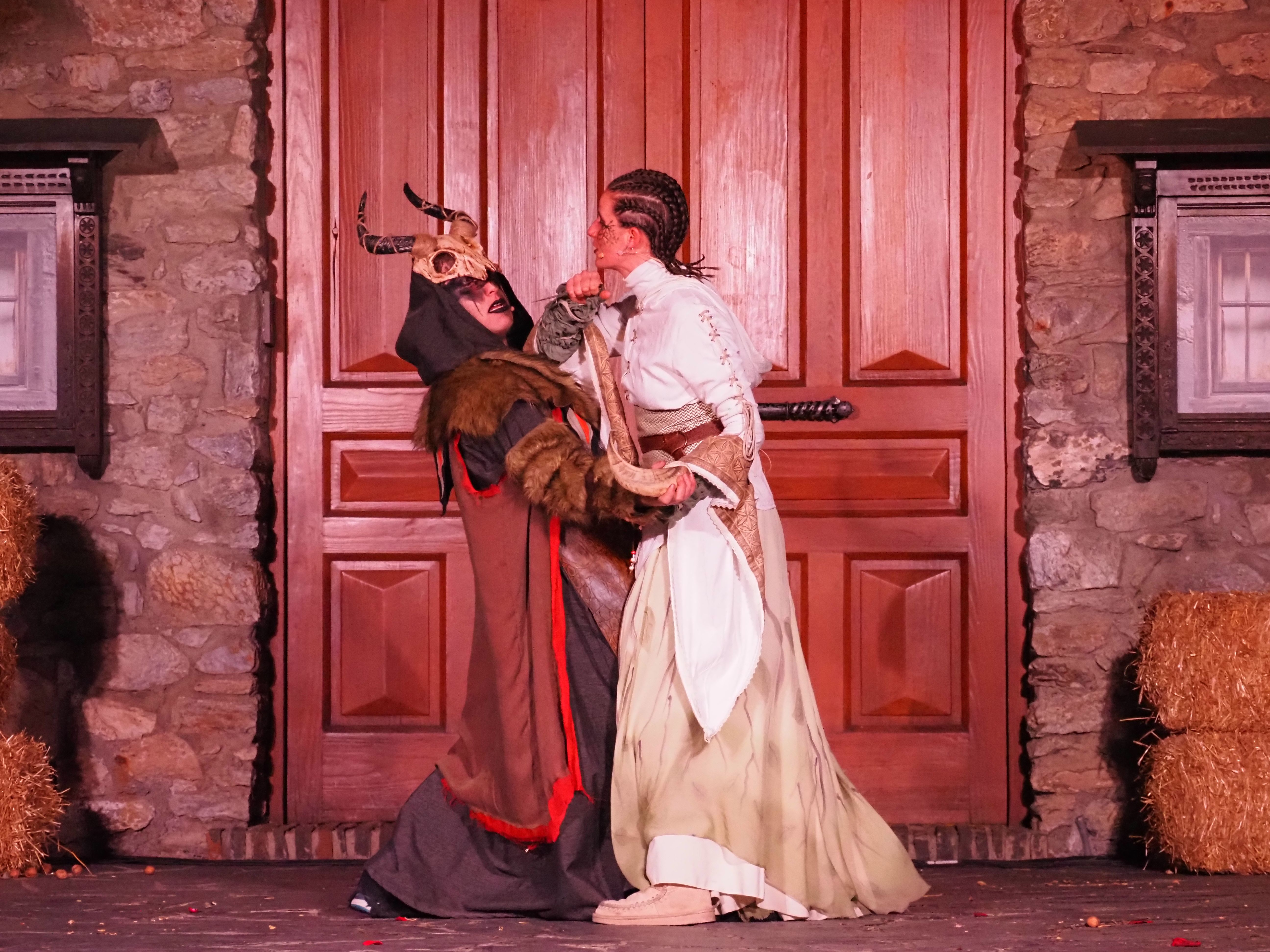 El dimoni sucumbeix davant l'àngel. El dimoni sucumbeix davant l'àngel.