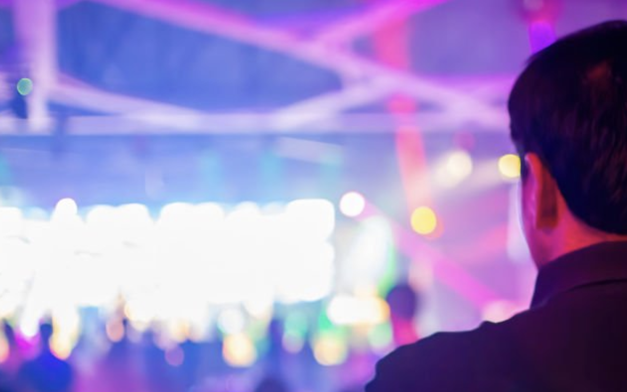 Un vigilant en un local d'oci nocturn.