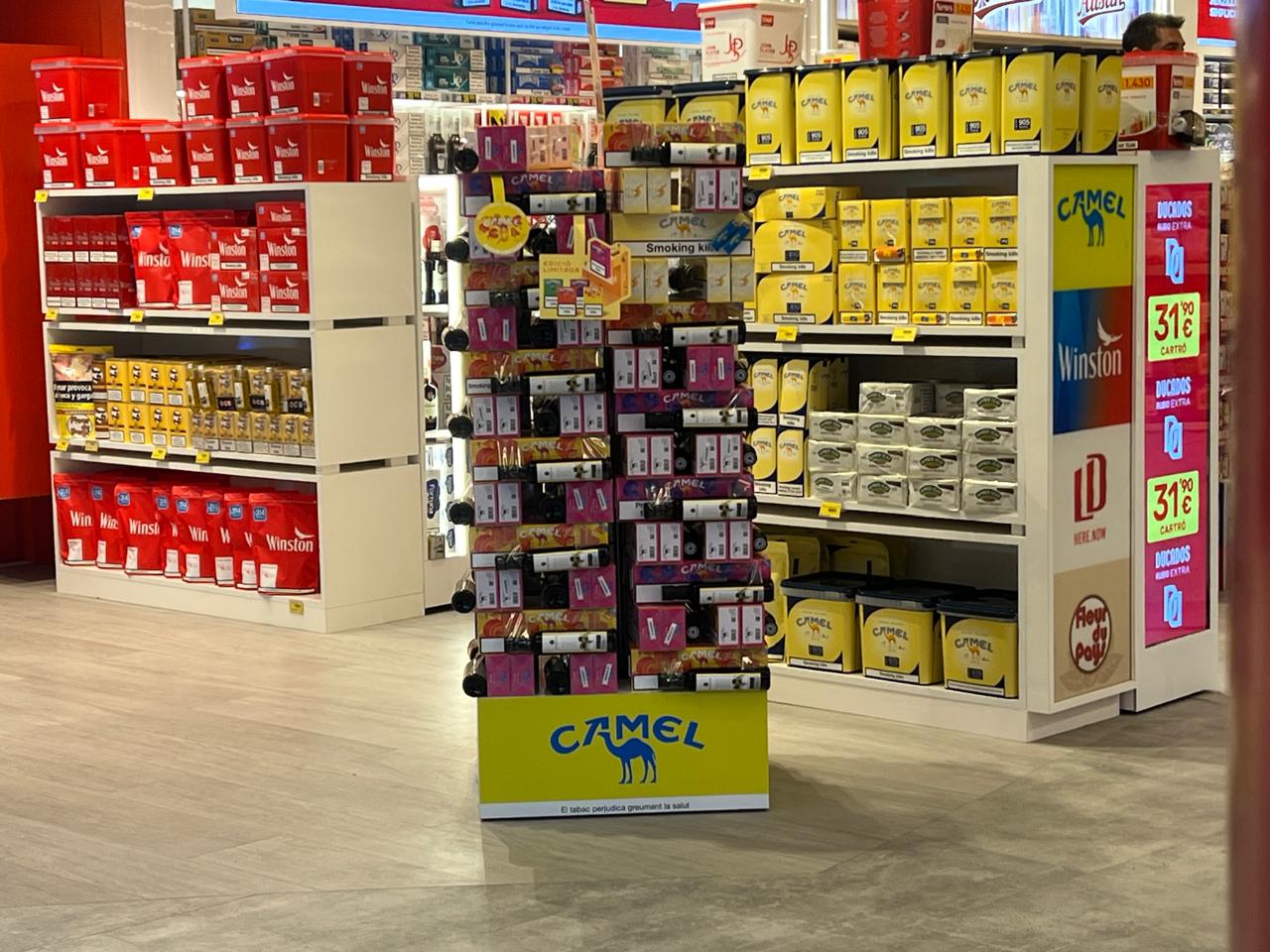 Tabac exposat a un centre comercial del país.