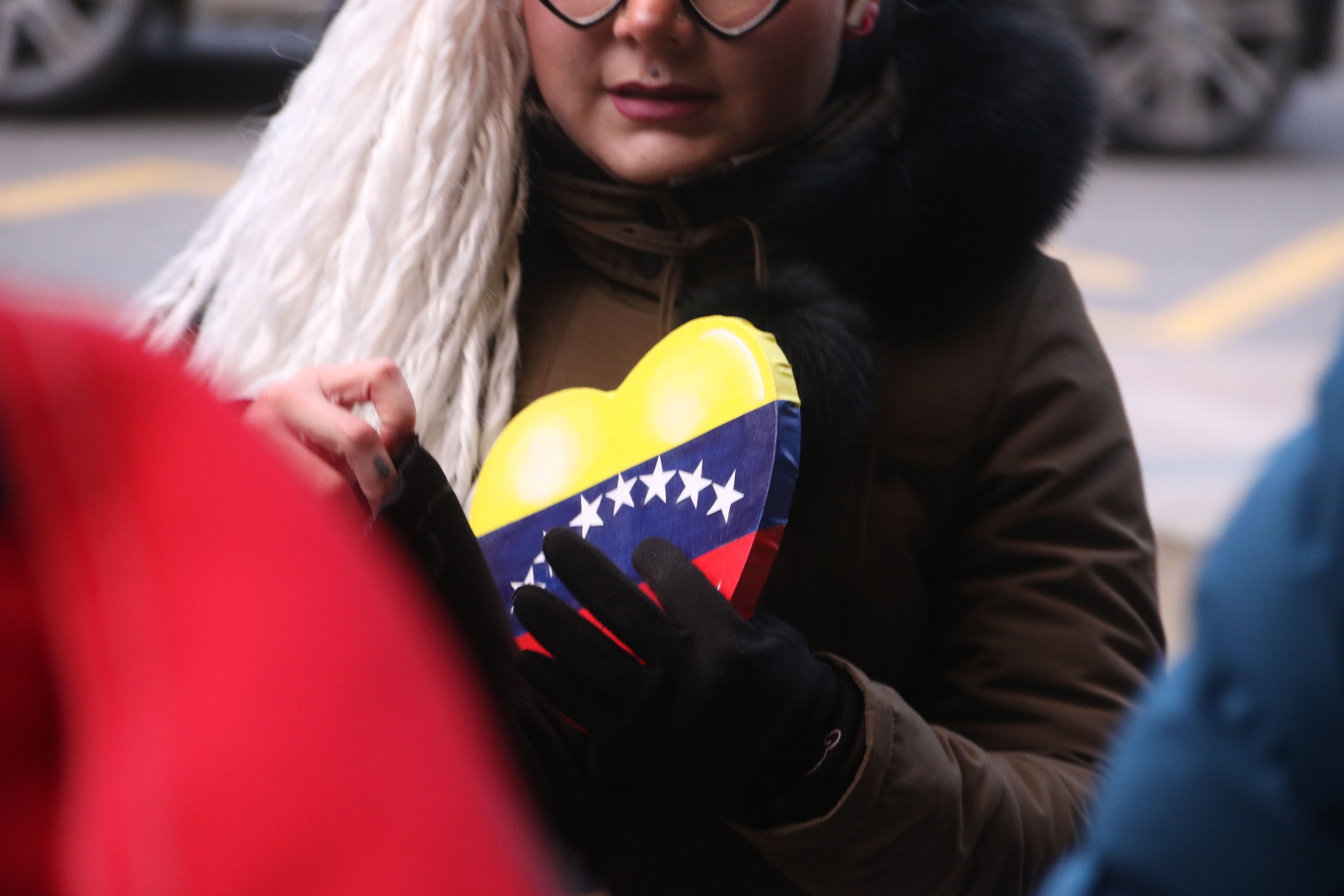 Un dels elements que lluïen aquest dimarts els residents veneçolans que es van concentrar. Un dels elements que lluïen aquest dimarts els residents veneçolans que es van concentrar.