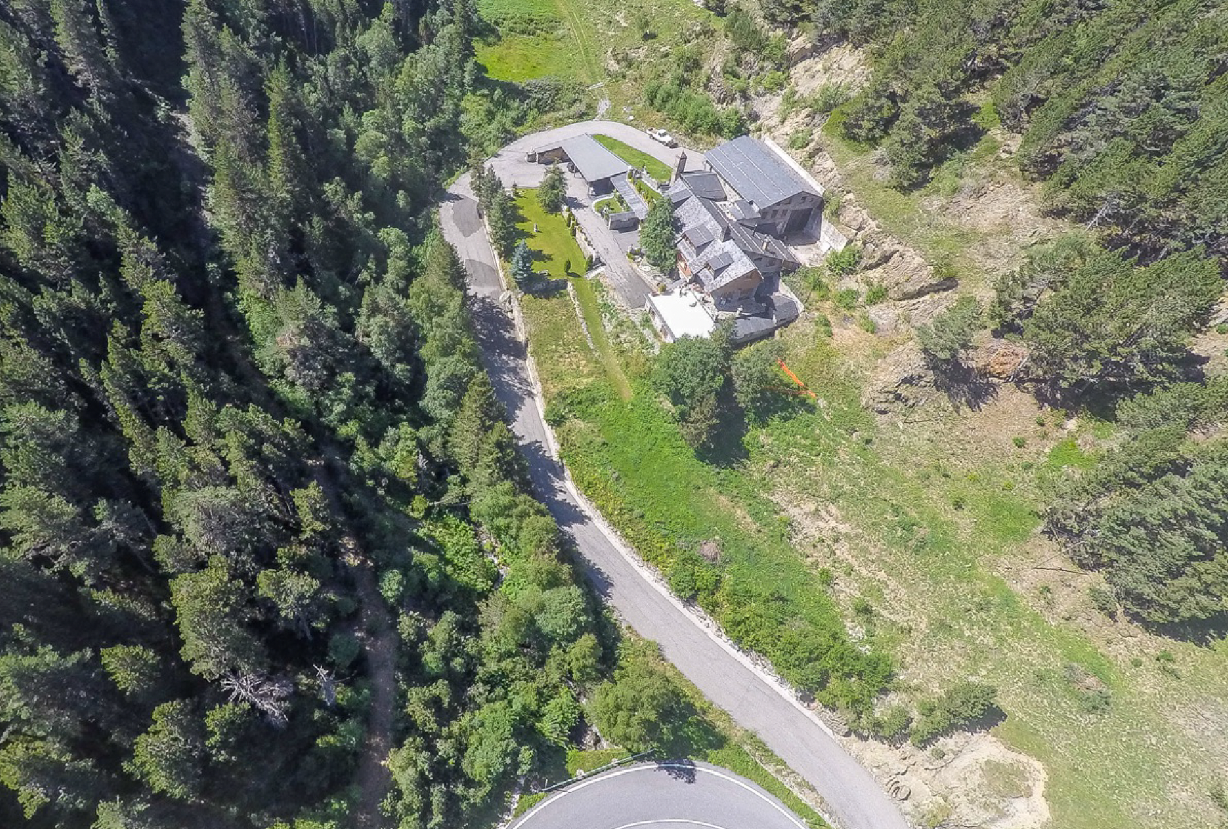 Una vista del xalet inclòs en la parcel·la que també se subhasta.