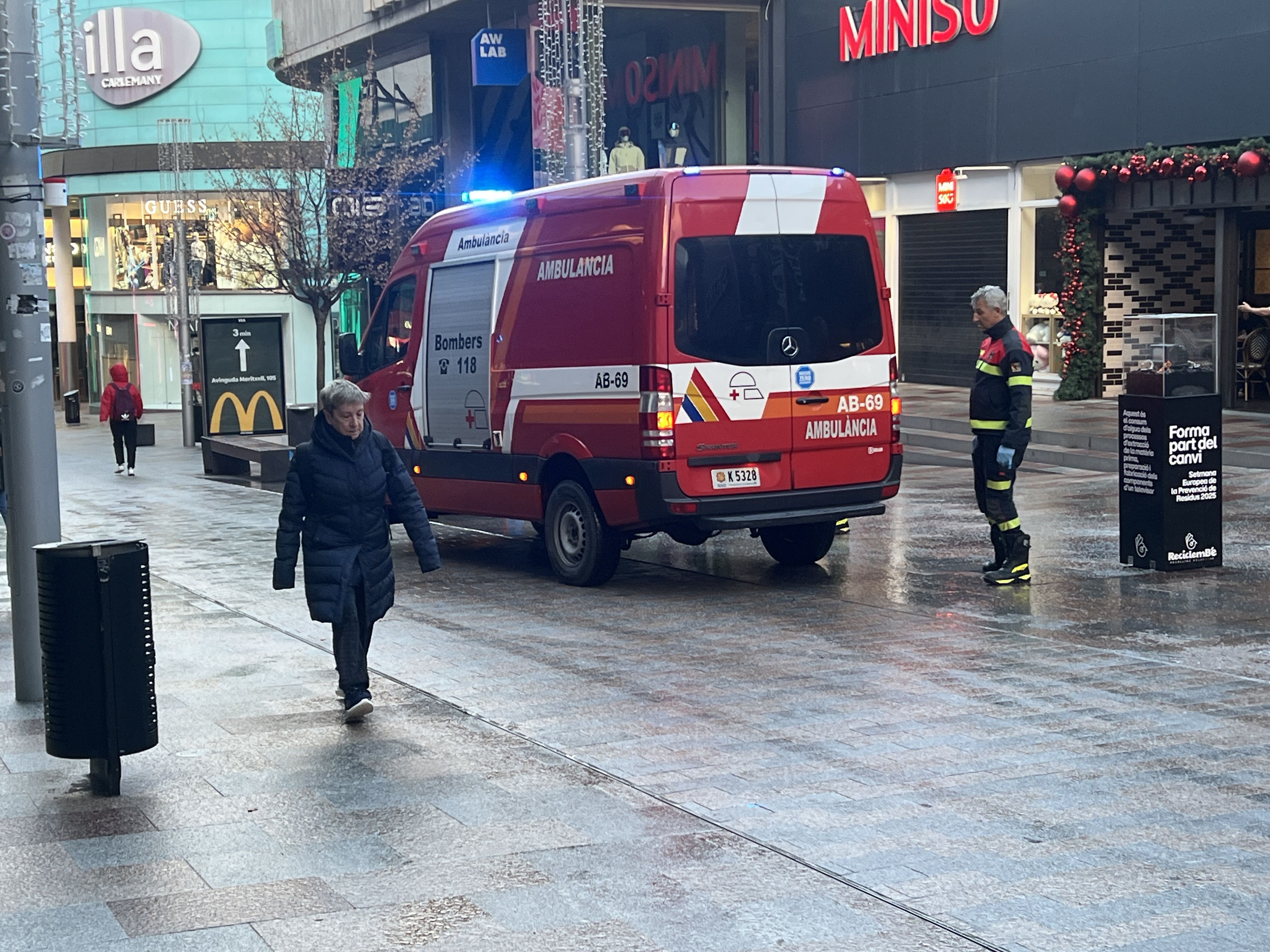 Una ambulància dels bombers aquest matí fent un servei a l'avinguda Carlemany.