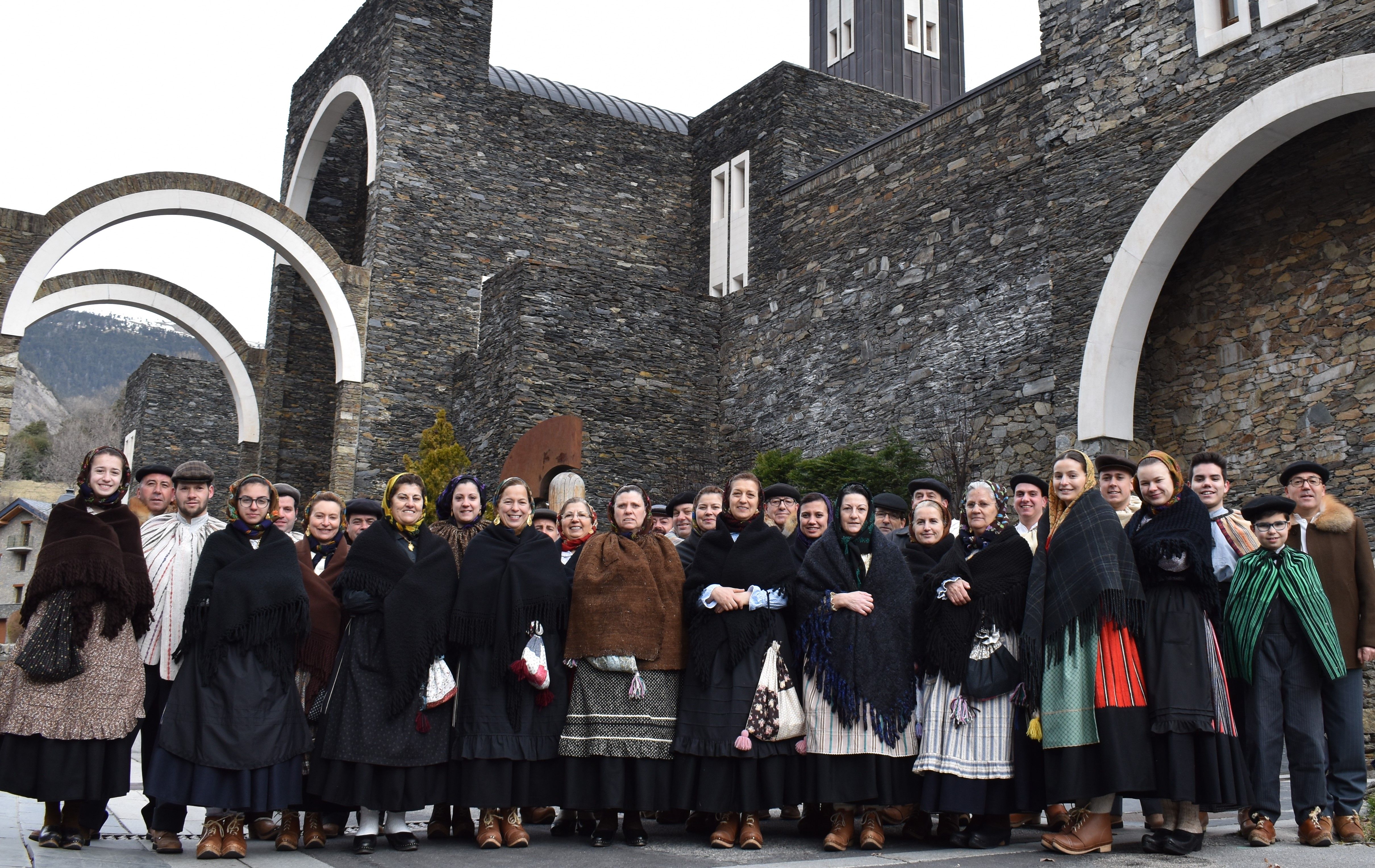 Les Janeiras donaran el tret de sortida als actes aquest cap de setmana portant els cants i el desig de bon any a establiments comercials i a les esglésies del país. Les Janeiras donaran el tret de sortida als actes aquest cap de setmana portant els cants i el desig de bon any a establiments comercials i a les esglésies del país.