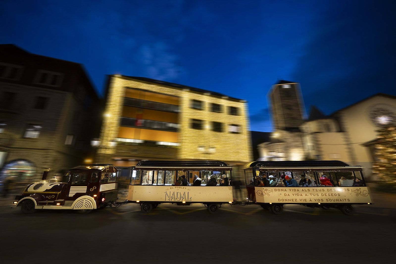 El Trenet dels Desitjos, una de les novetats del Poblet, ha tingut molt bona acollida. El Trenet dels Desitjos, una de les novetats del Poblet, ha tingut molt bona acollida.