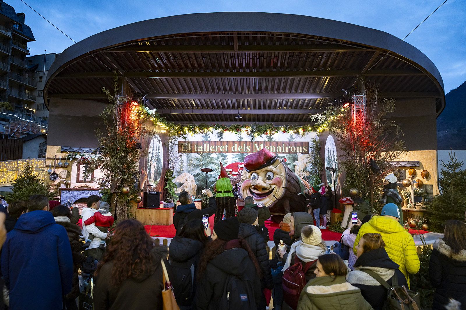 Els més petits van poder fer cagar el tió al Poblet de Nadal. // Comú Andorra la Vella / Tony Lara Els més petits van poder fer cagar el tió al Poblet de Nadal. // Comú Andorra la Vella / Tony Lara
