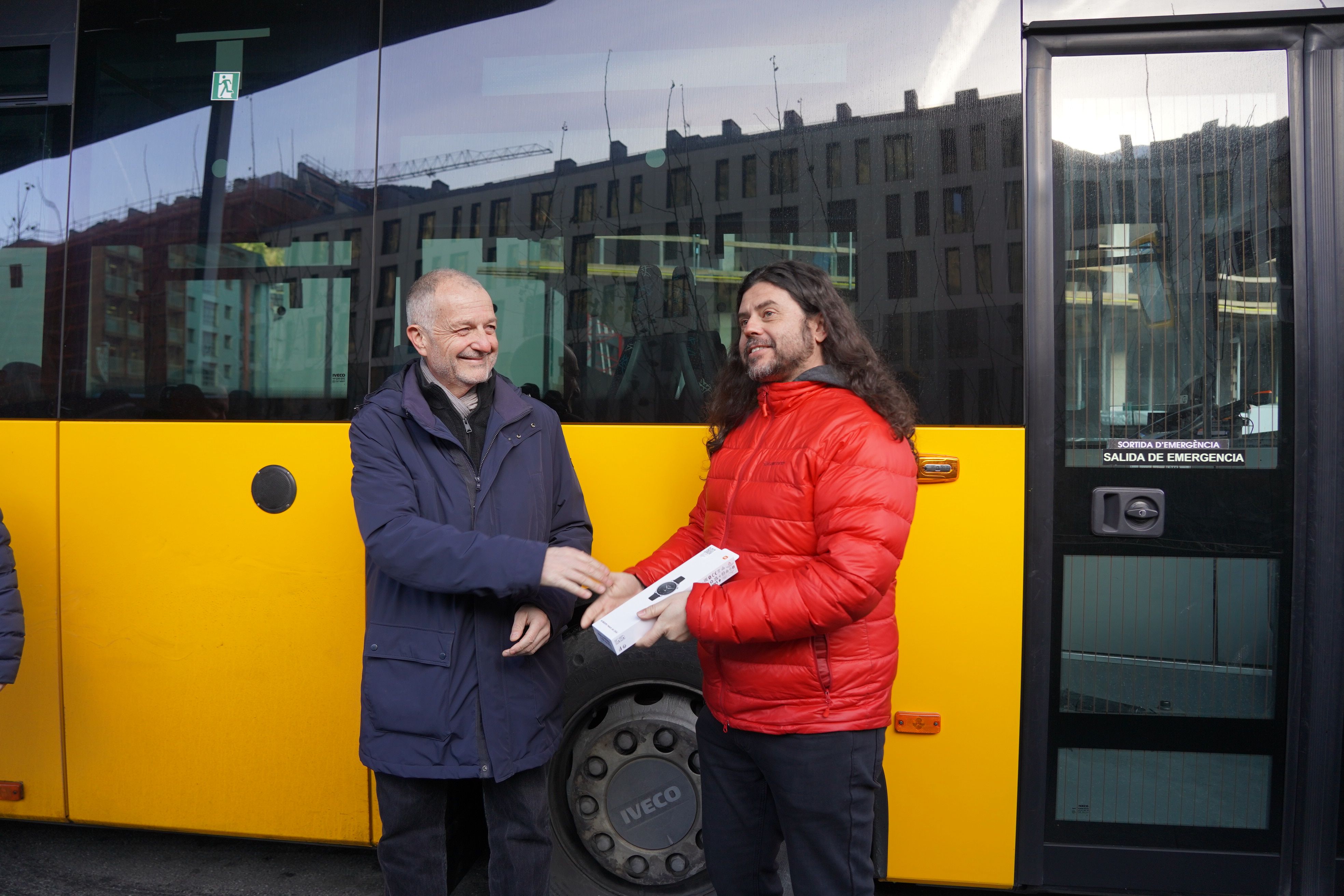 Moment de l'entrega del rellotge intel·ligent a Carles Iriarte.