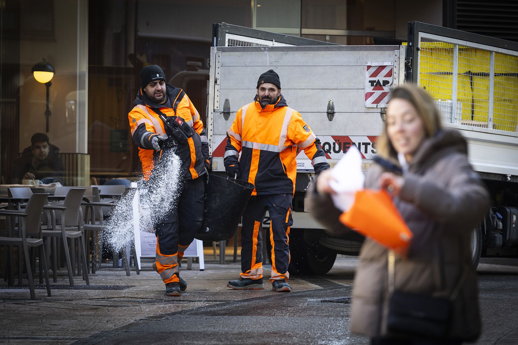 Operaris llançant potassa a terra per desgelar-lo.