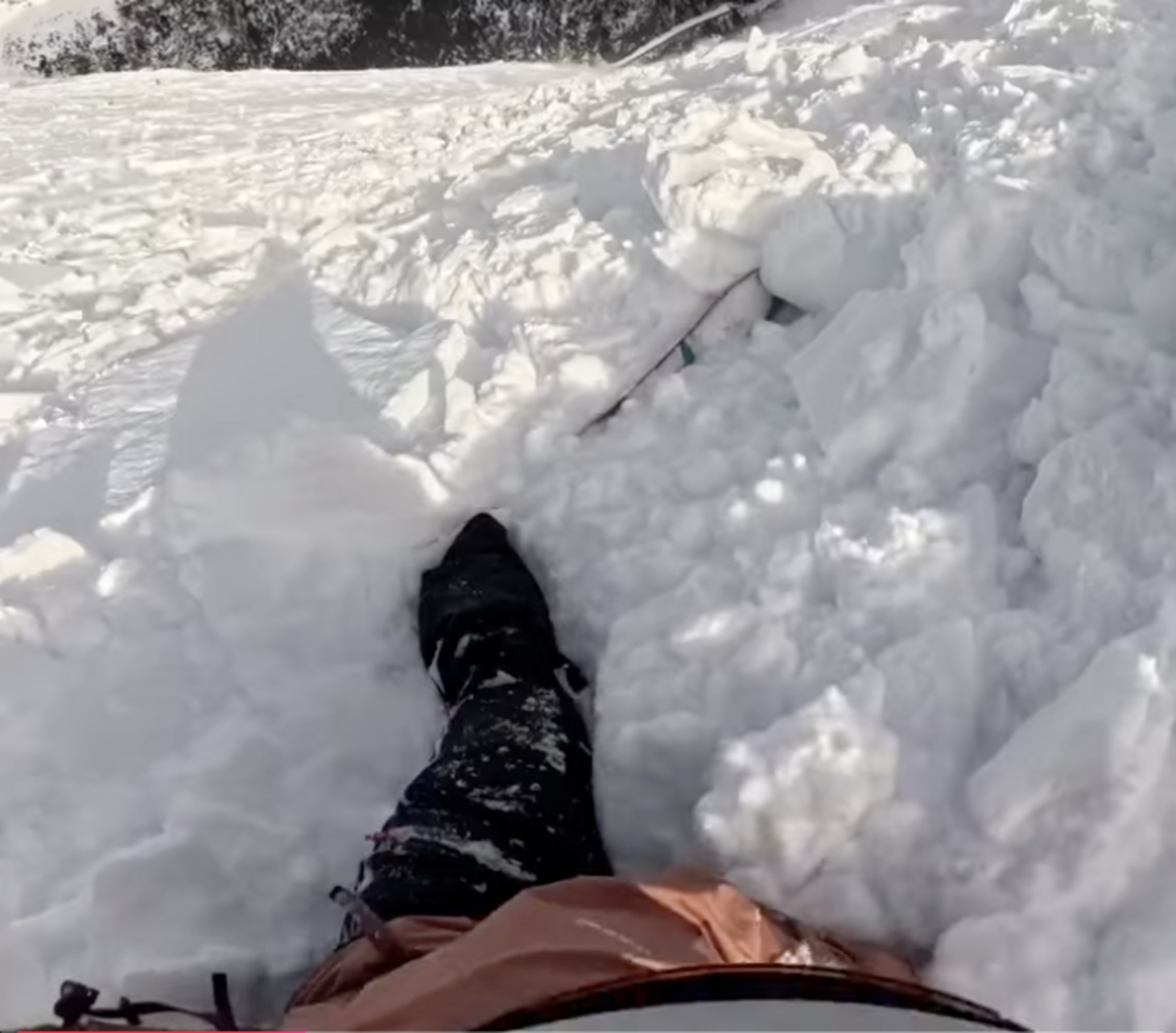 Ares Masip semicolgada i deixant-se arrossegar arran de l'allau desencadenada.